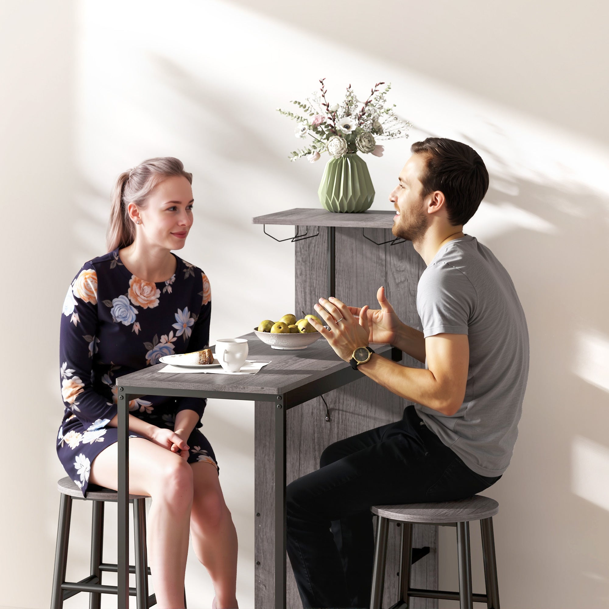 Ensemble table de bar avec tabourets, table à manger debout avec 2 chaises de bar rond avec repose-pieds, avec étagères de rangement, casiers à vin, porte-verres, effet bois naturel