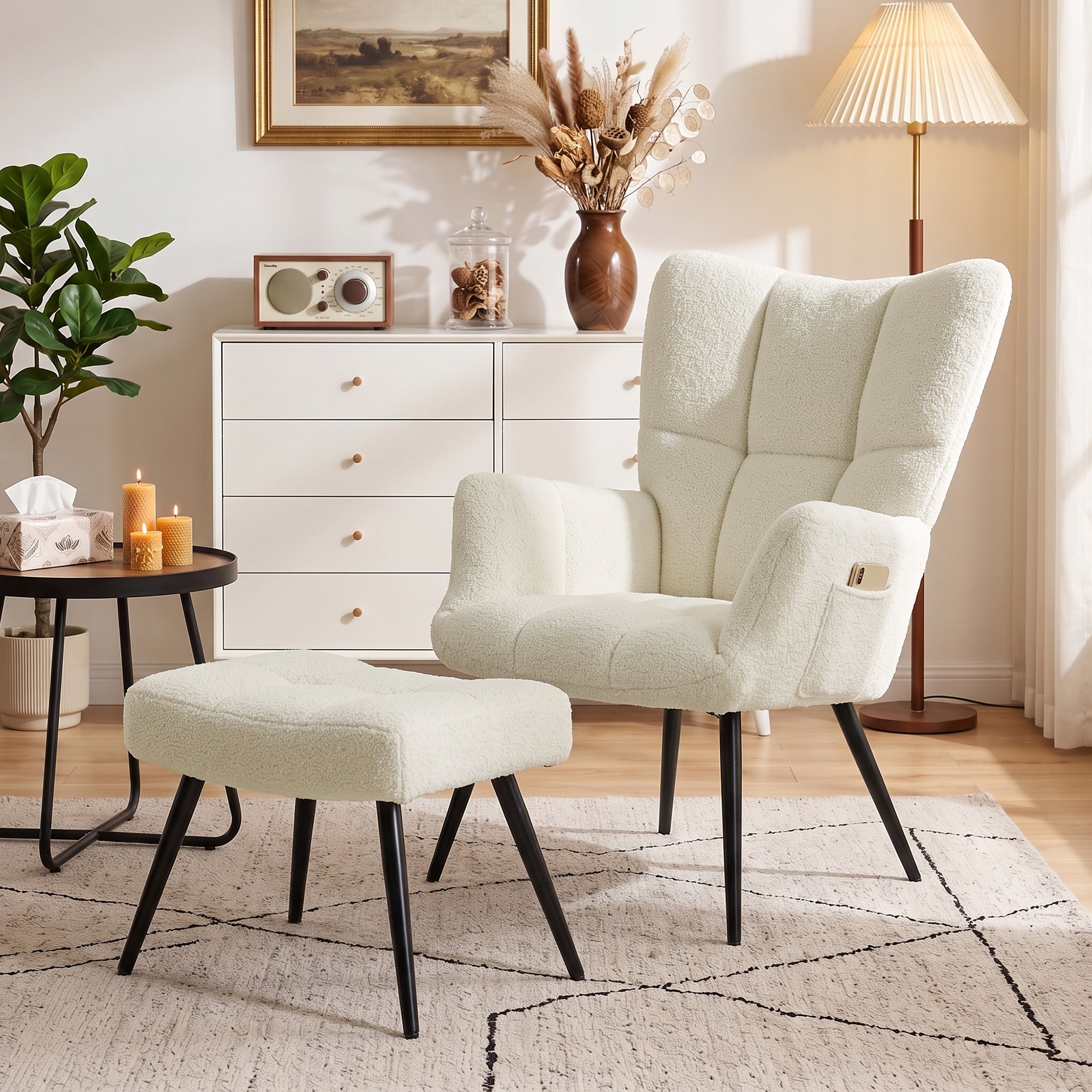 Fauteuil de Salon avec Repose-Pied, Fauteuil d'Appoint Capitonné en Peluche Teddy avec Dossier Haut, Poches Latérales, Pieds en Acier, Style Moderne, Chaise de Salon, Bureau, Chambre, Beige