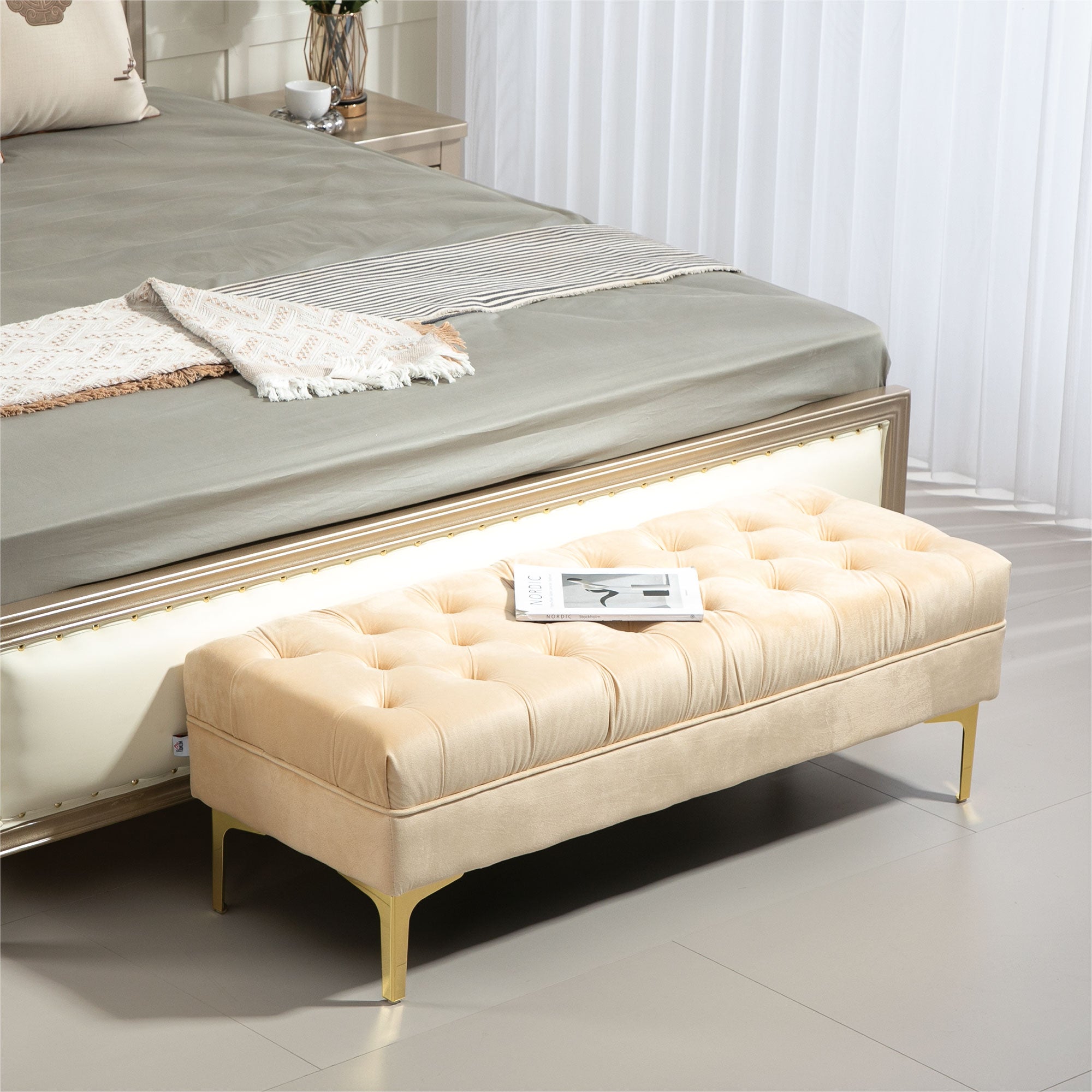 Banc banquette capitonnée bout de lit style classique chic dim. 118L x 45l x 42H cm piètement métal doré velours beige