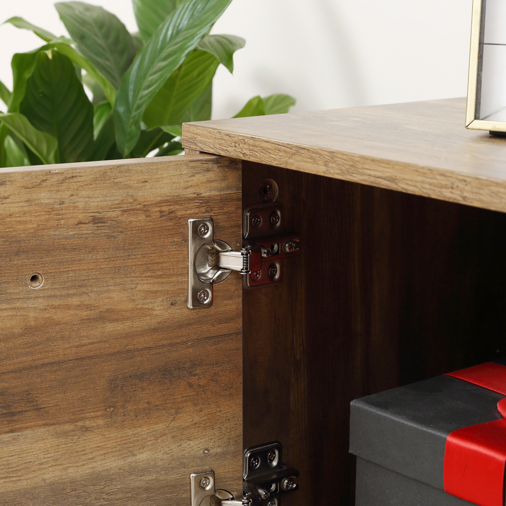 Meuble TV meuble télé bois banc TV pour téléviseur jusqu'à 50 pouces avec placard 2 tiroirs 2 niches 2 passe-câbles pour salon salle à manger chambre à coucher, 132 x 39 x 45,5 cm marron noir