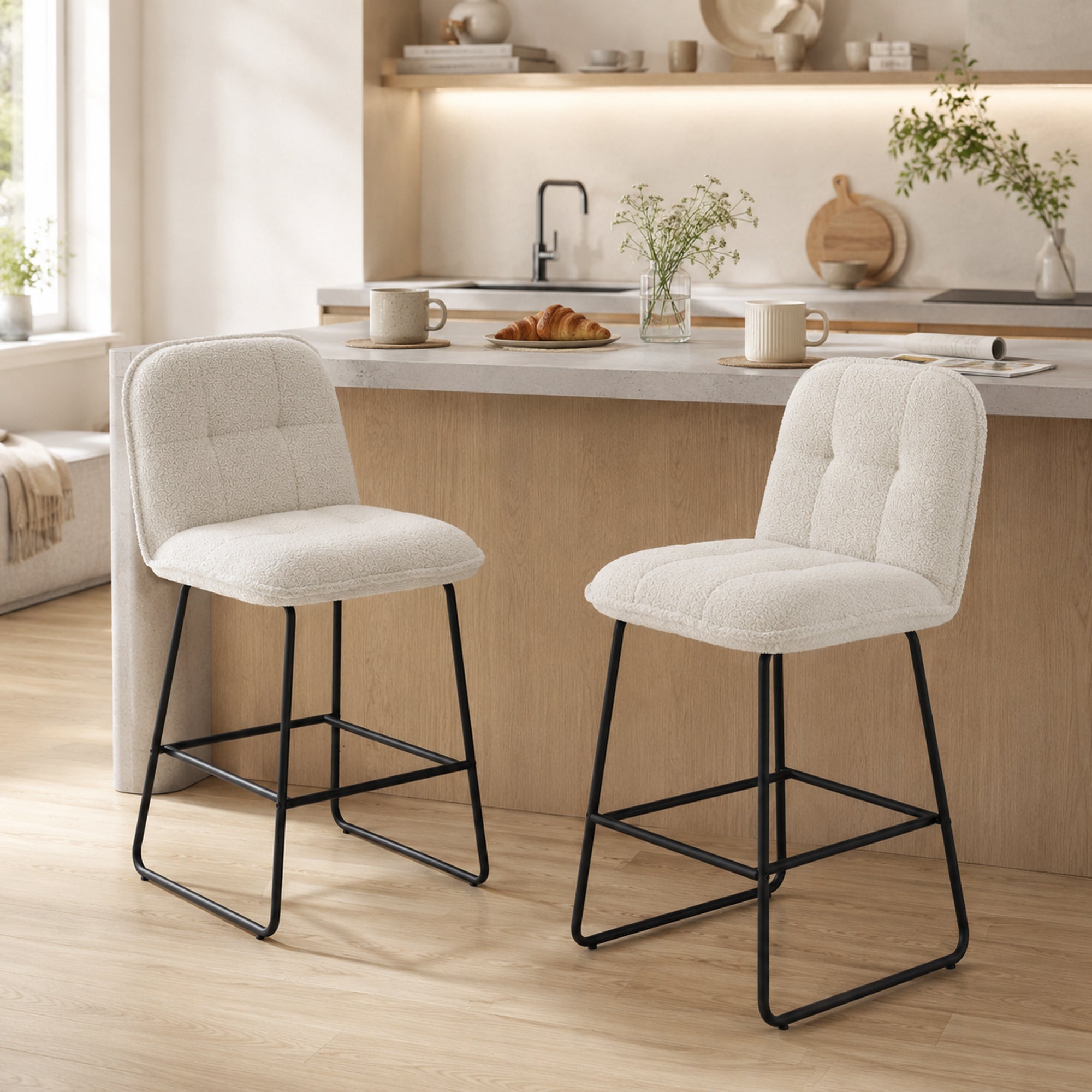 Lot de 2 Tabourets de Bar, Chaises de Bar Rembourrées en Tissu Bouclette, Extra-Large Assise 66H cm, Dossier, Repose-Pieds, Cadre en Métal, Chaises Hautes Cuisine Salle à Manger Comptoir, Crème