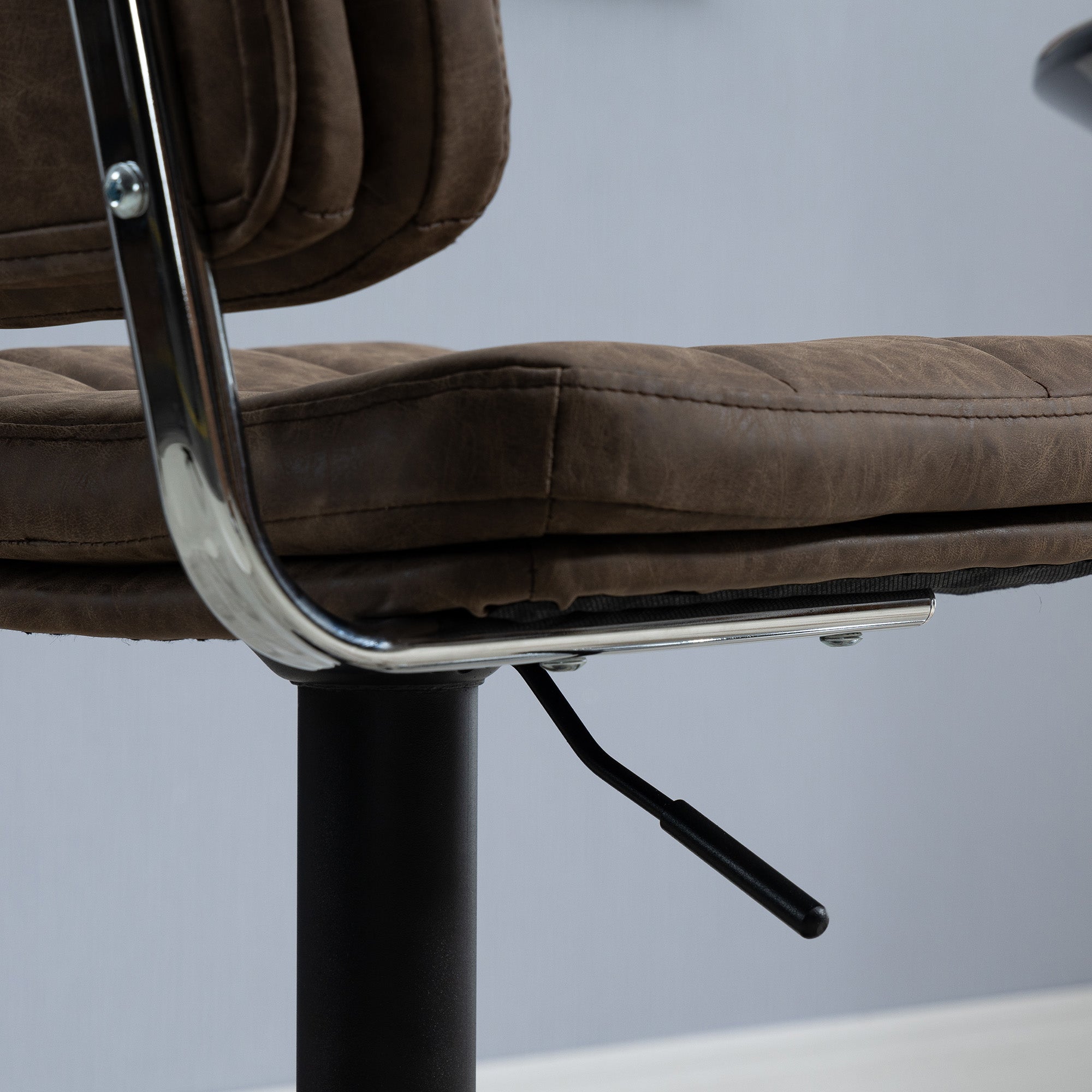 Lot de 2 tabourets de bar Vintage capitonné - pivotant, réglable - repose-pied - revêtement synthétique marron effet vieilli