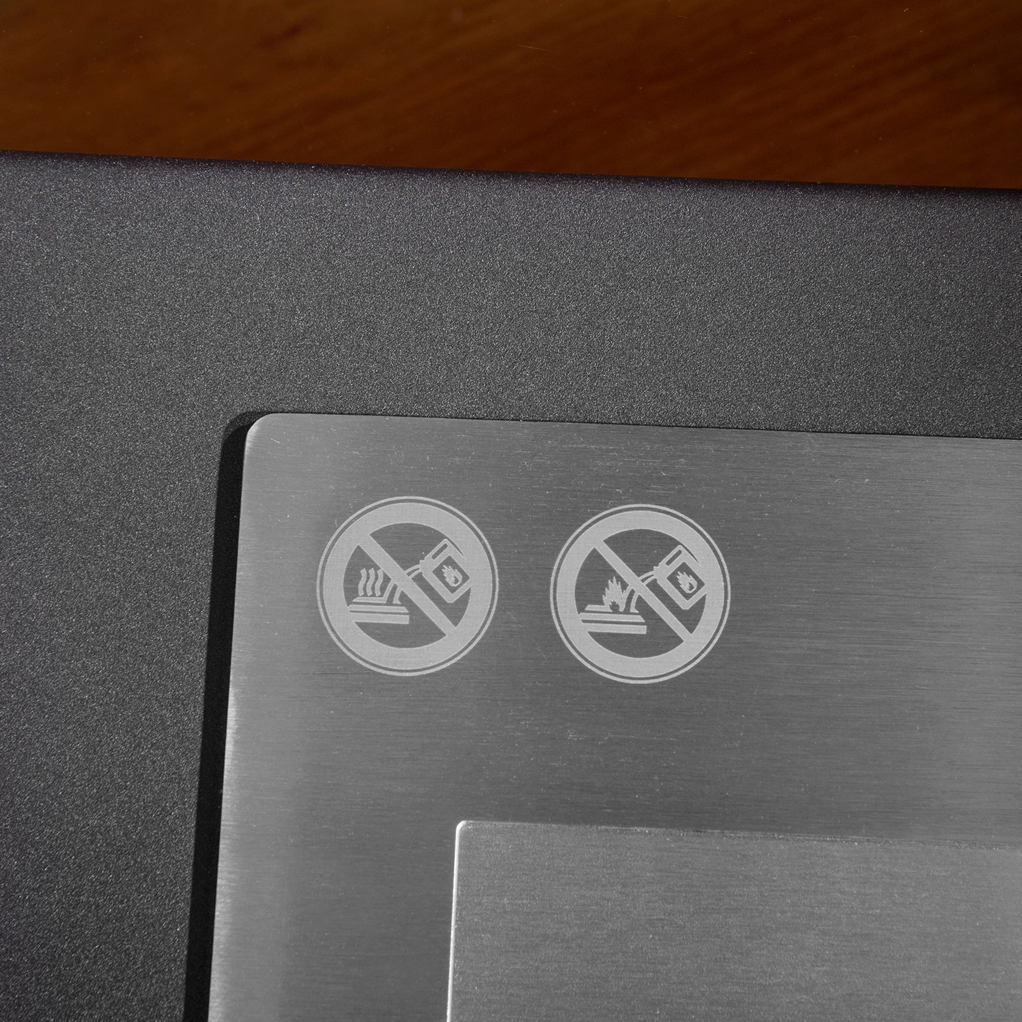 Cheminée éthanol à Poser en métal et Verre trempé avec réservoir 1,5 L, environ 3 h de durée de combustion Couverture 25 m² - dim. 60L x 26l x 50H cm