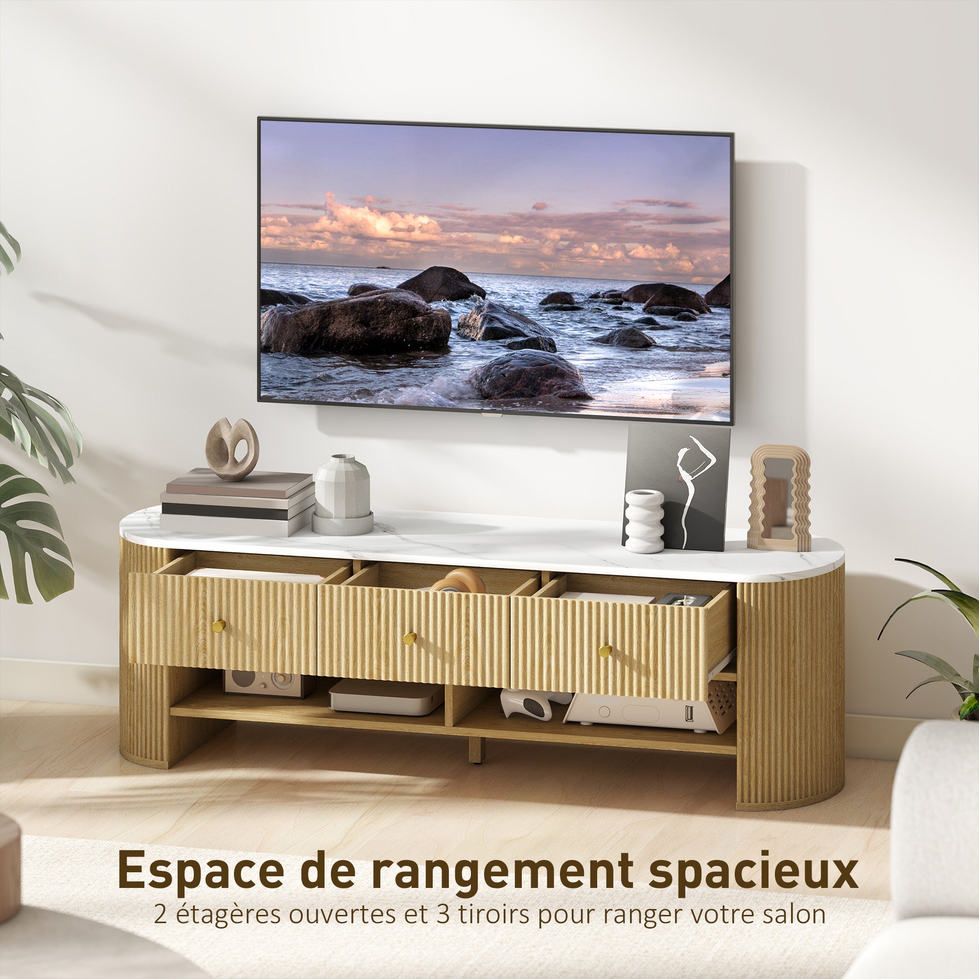 Meuble TV 140 cm, meuble télé pour téléviseur 32-65 pouces effet marbre avec 3 tiroirs façades à cannelures, 2 étagères ouvertes et 2 trous pour câbles, banc TV moderne, effet bois naturel