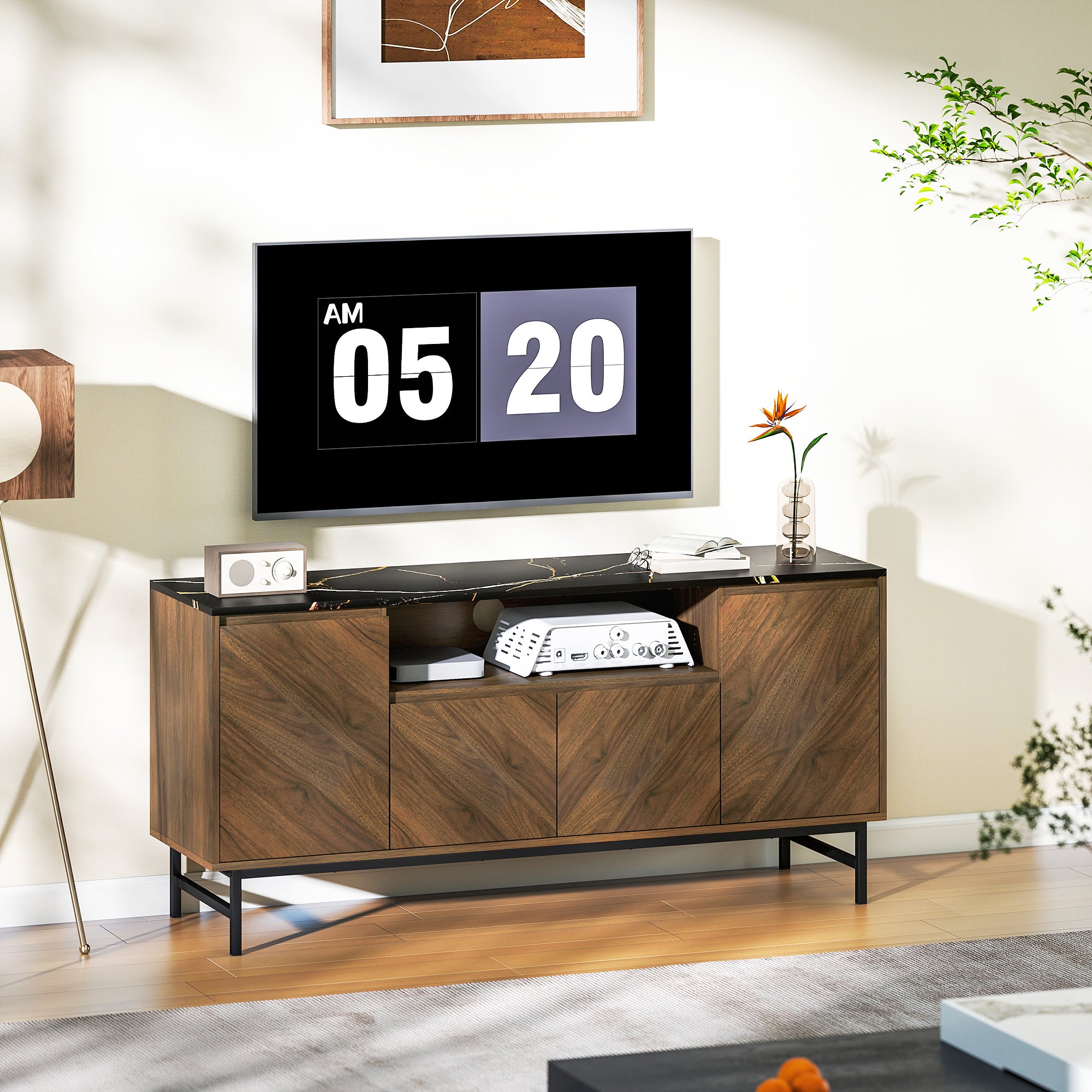 Meuble TV jusqu'à 65 pouces meuble télé bois avec compartiment ouvert, portes, étagères réglables et passe-câbles, banc TV moderne effet marbre pour salon chambre à coucher, 140x39x66cm, noyer