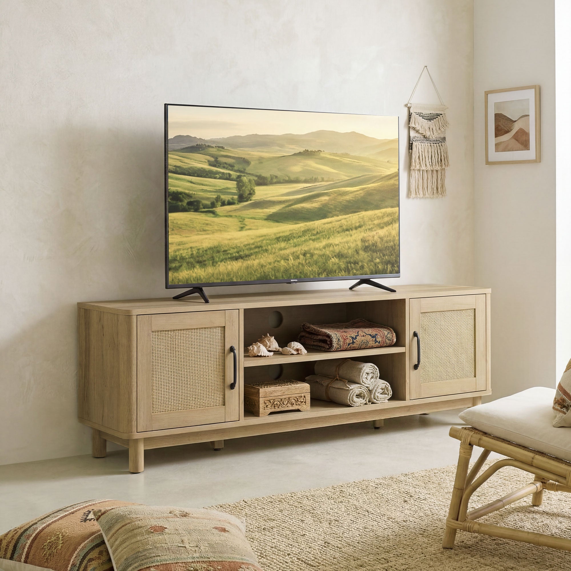 Meuble TV 135 cm, meuble télé pour téléviseur jusqu'à 65 pouces avec 2 portes en rotin, 2 compartiments ouverts, style bohème, 6 pieds en bois de pin, banc TV pour salon, chambre, chêne