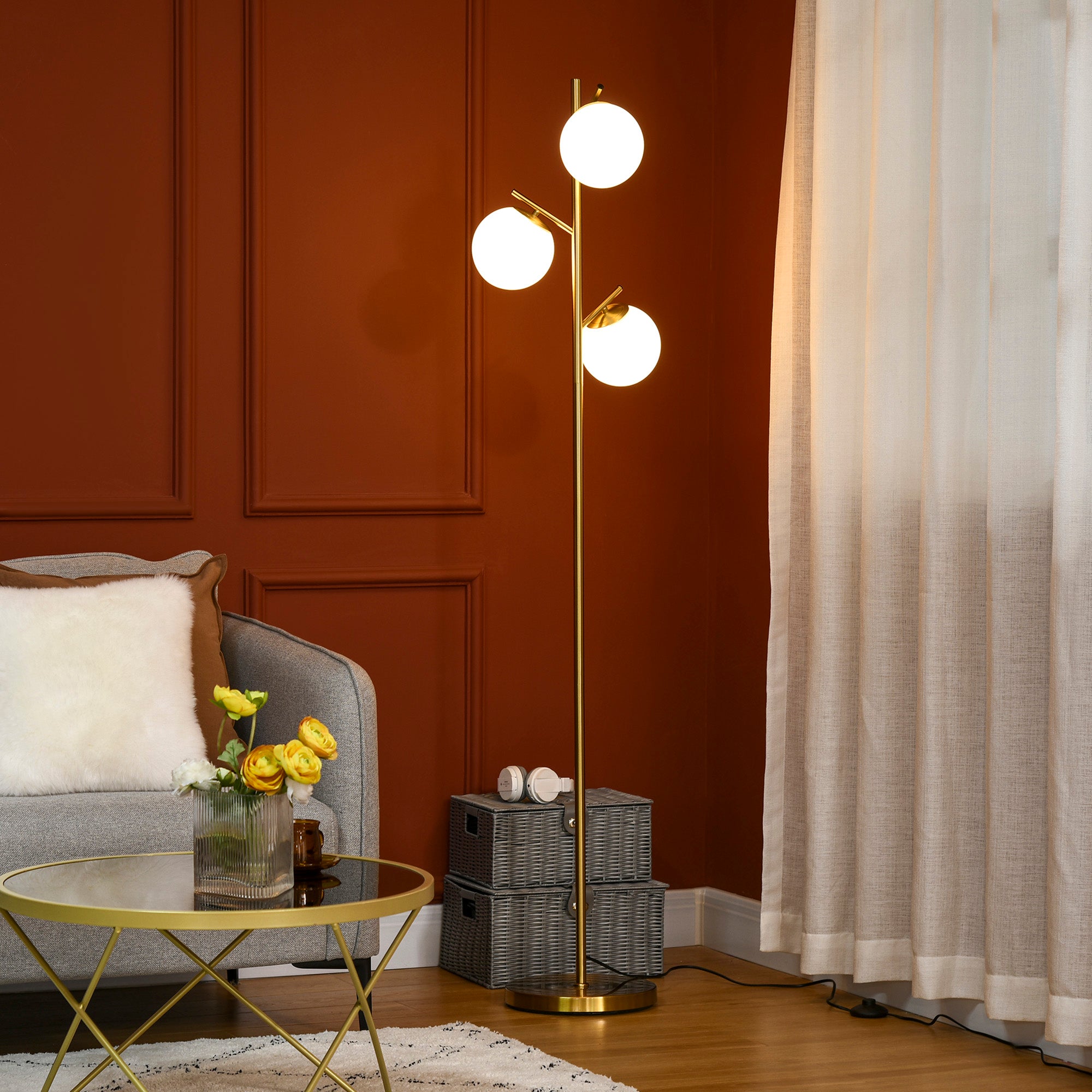 Lampadaire sur pied salon en métal doré avec 3 abat-jours globe blanc verre dépoli - 40W - Ø 27 x 169 cm doré