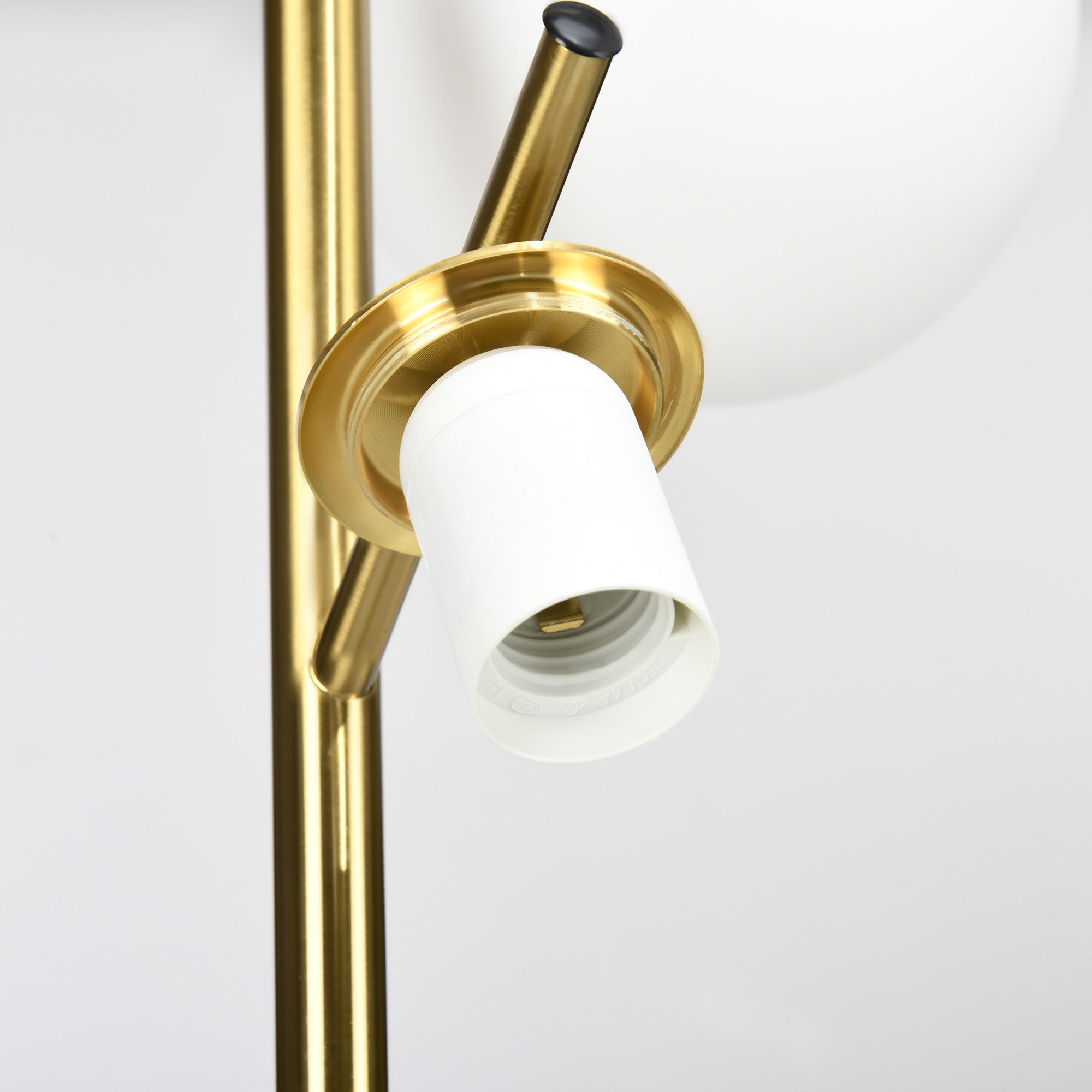 Lampadaire sur pied salon en métal doré avec 3 abat-jours globe blanc verre dépoli - 40W - Ø 27 x 169 cm doré