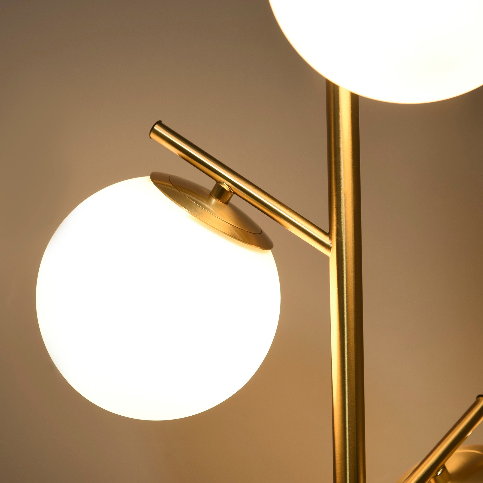 Lampadaire sur pied salon en métal doré avec 3 abat-jours globe blanc verre dépoli - 40W - Ø 27 x 169 cm doré