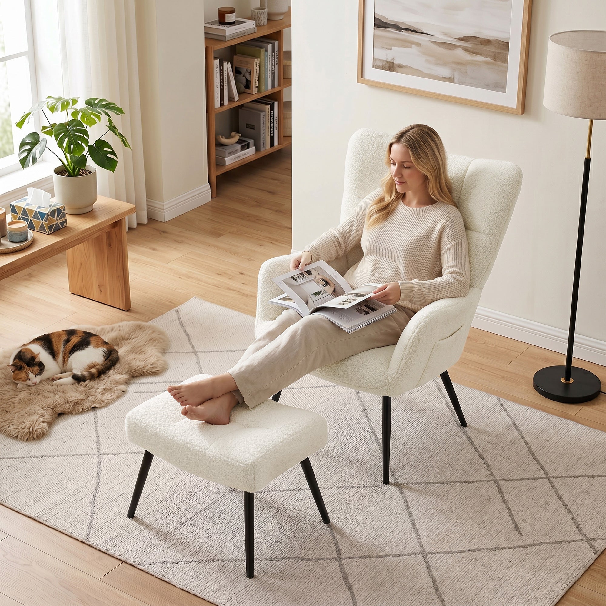 Fauteuil de Salon avec Repose-Pied, Fauteuil d'Appoint Capitonné en Peluche Teddy avec Dossier Haut, Poches Latérales, Pieds en Acier, Style Moderne, Chaise de Salon, Bureau, Chambre, Beige