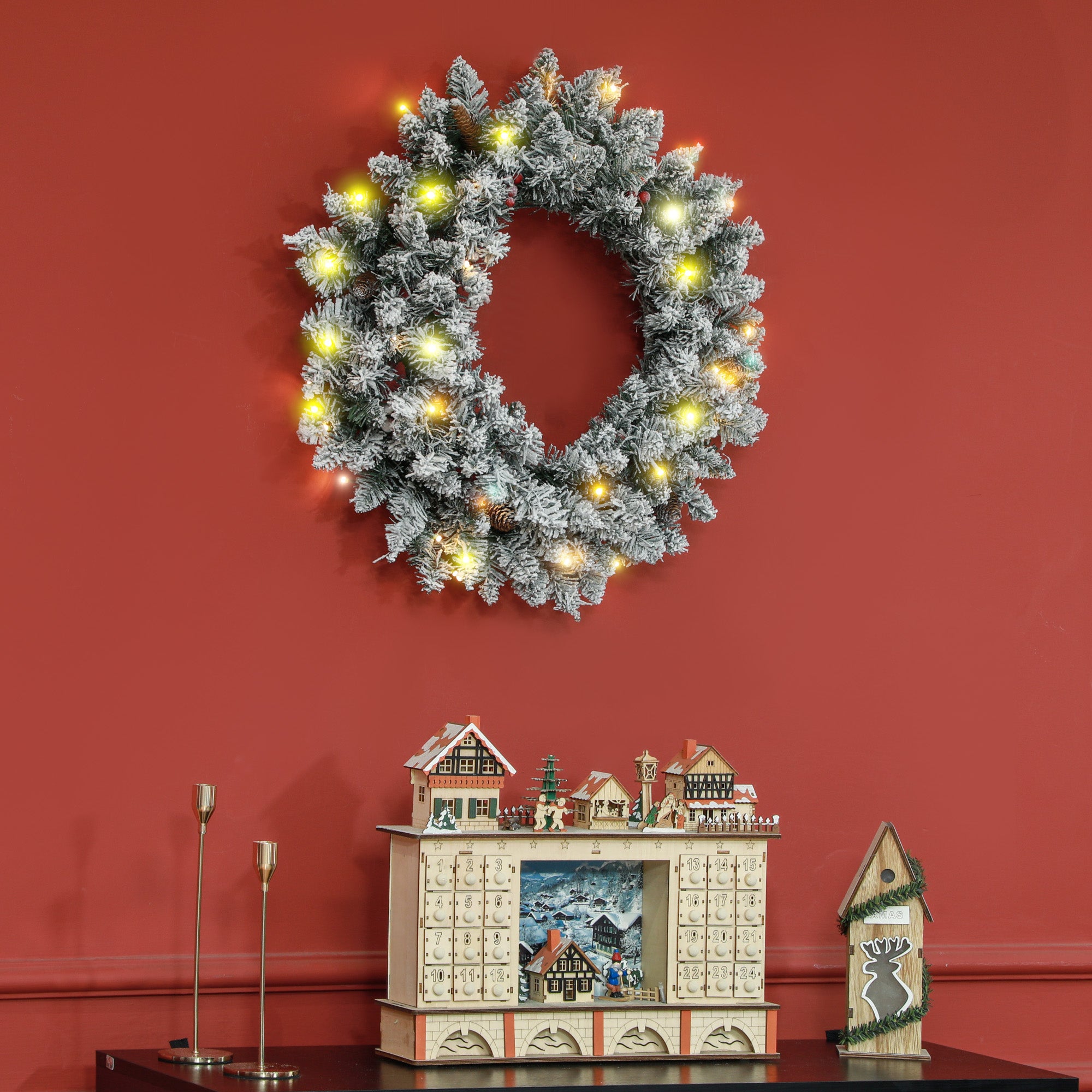 Couronne de Noël porte givrée artificielle 60 CM décoration de Noël lumineuse avec pommes de pin et baies rouges, lumières LED et minuterie, pour porte, fenêtre ou cheminée, vert