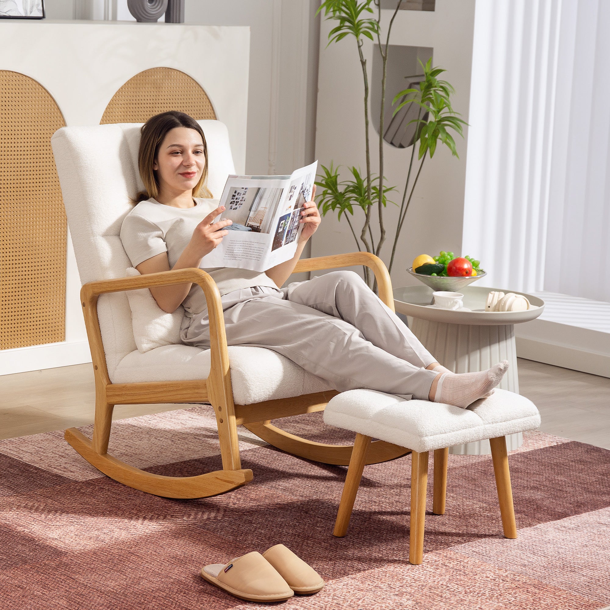Fauteuil à bascule avec repose-pieds, rocking chair, fauteuil allaitement en tissu bouclette, assise large, pieds en bois, coussin inclus, chaise à bascule pour salon, chambre, balcon, blanc