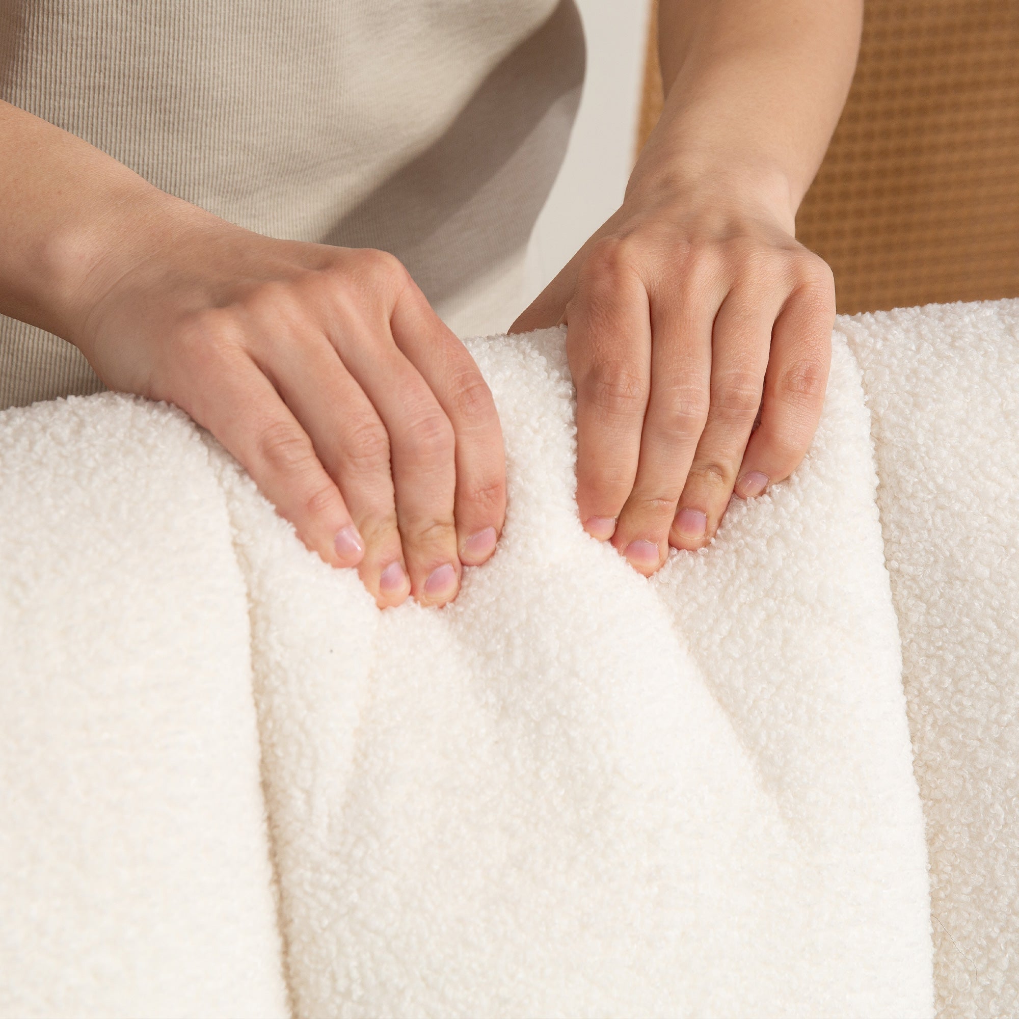 Fauteuil à bascule avec repose-pieds, rocking chair, fauteuil allaitement en tissu bouclette, assise large, pieds en bois, coussin inclus, chaise à bascule pour salon, chambre, balcon, blanc