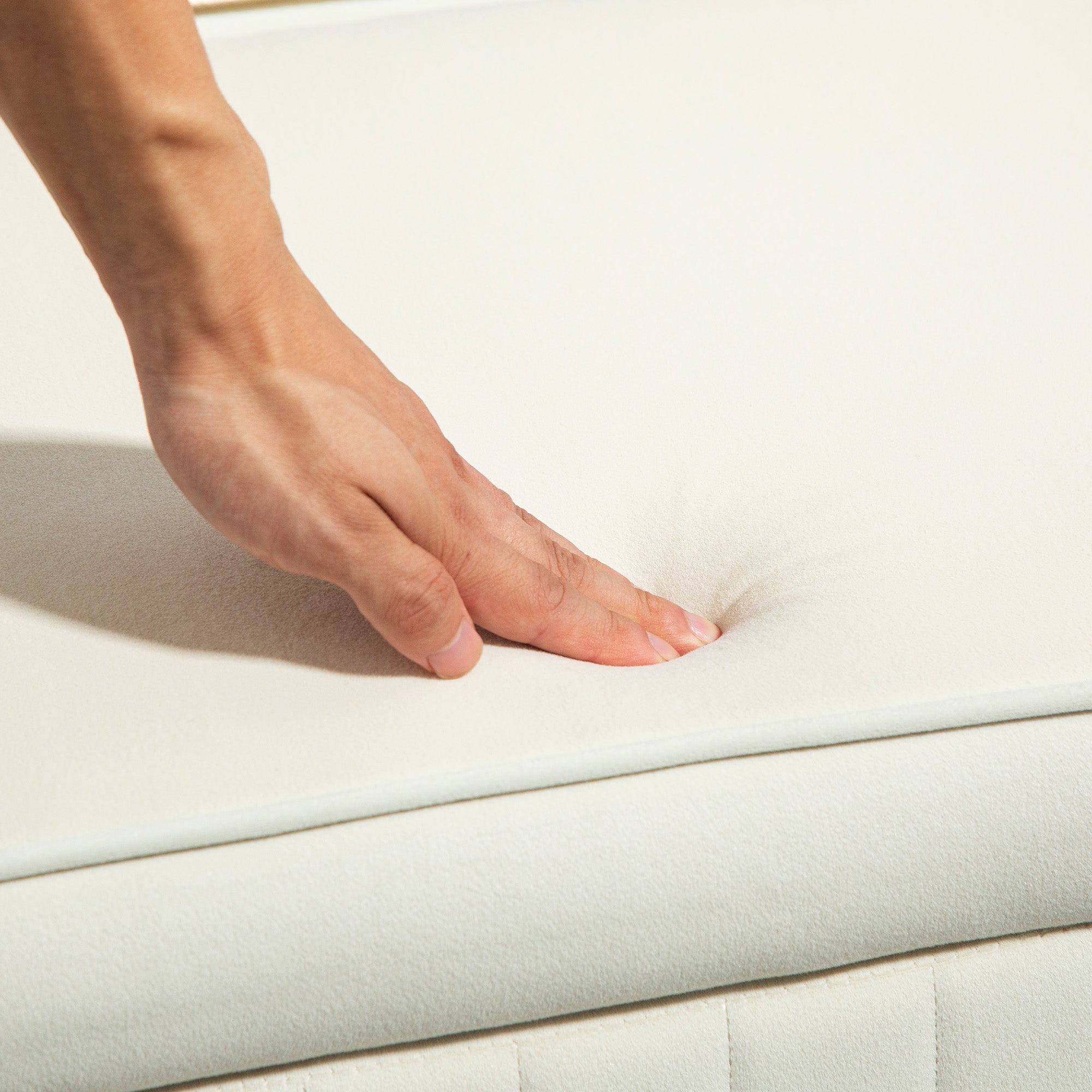 Banc de rangement, bout de lit en velours, coffre de rangement avec couvercle, pieds en métal, capacité 72 L, jusqu'à 220 kg, banquette pour salon, chambre, entrée, 108x44x43,5cm, crème