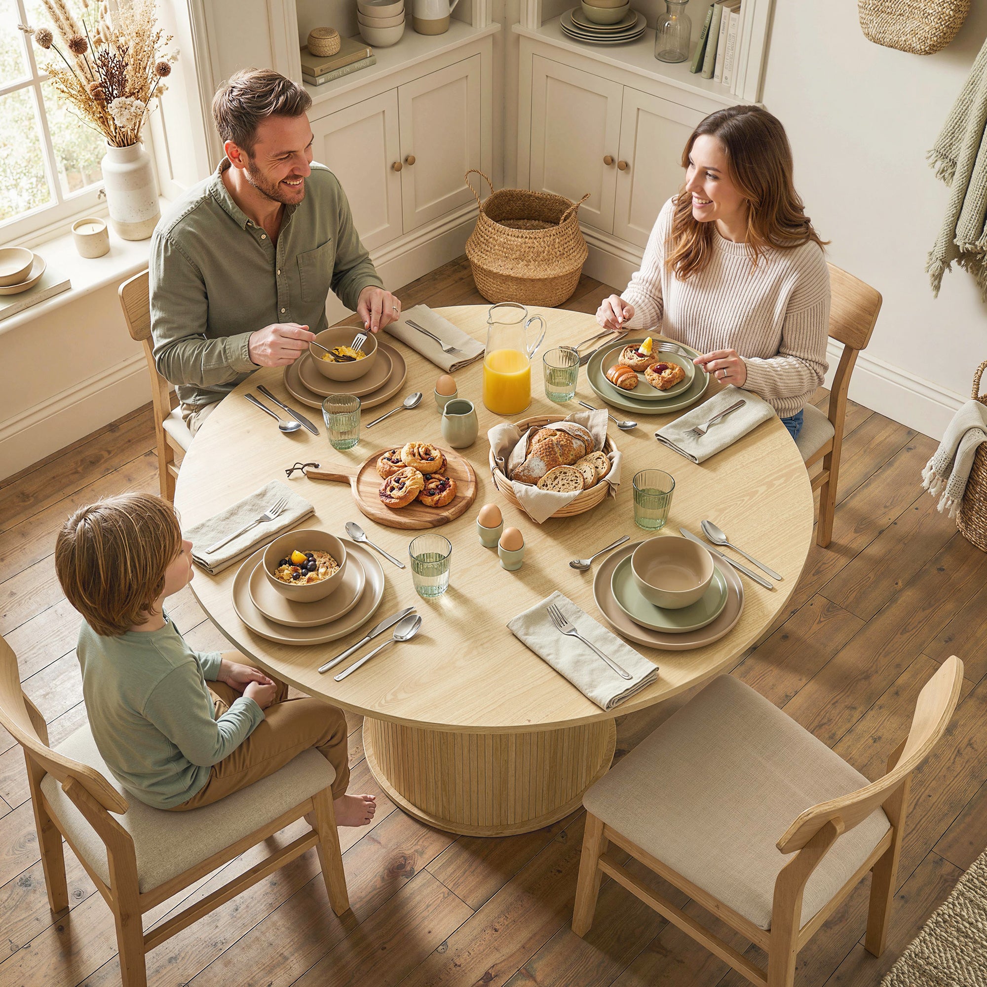 Table à manger ronde pour 5 personnes, Ø 120 x 75 cm, table de cuisine moderne avec large plateau et base cylindrique cannelée, pour salon, salle à manger, bois naturel
