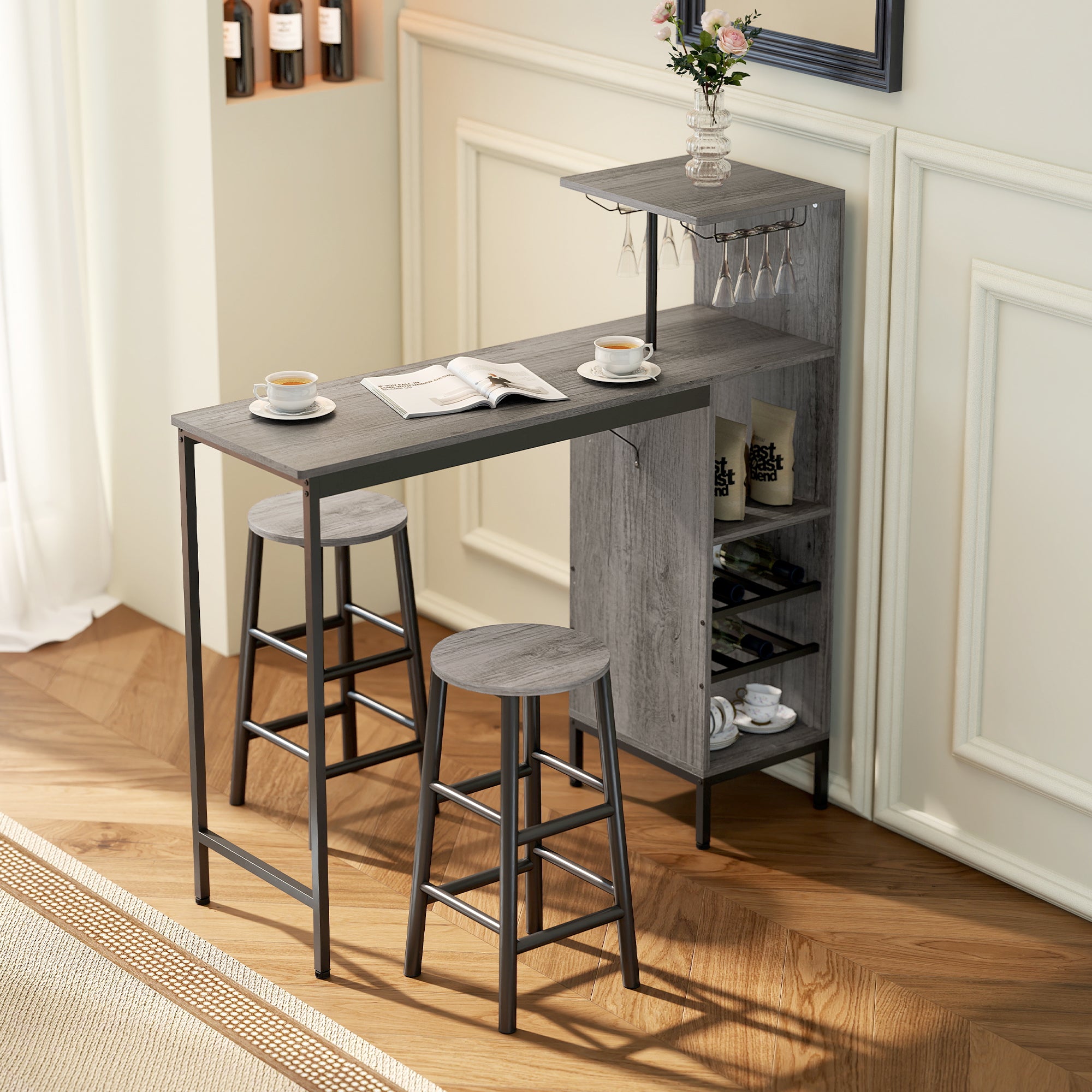 Ensemble table de bar avec tabourets, table à manger debout avec 2 chaises de bar rond avec repose-pieds, avec étagères de rangement, casiers à vin, porte-verres, effet bois naturel