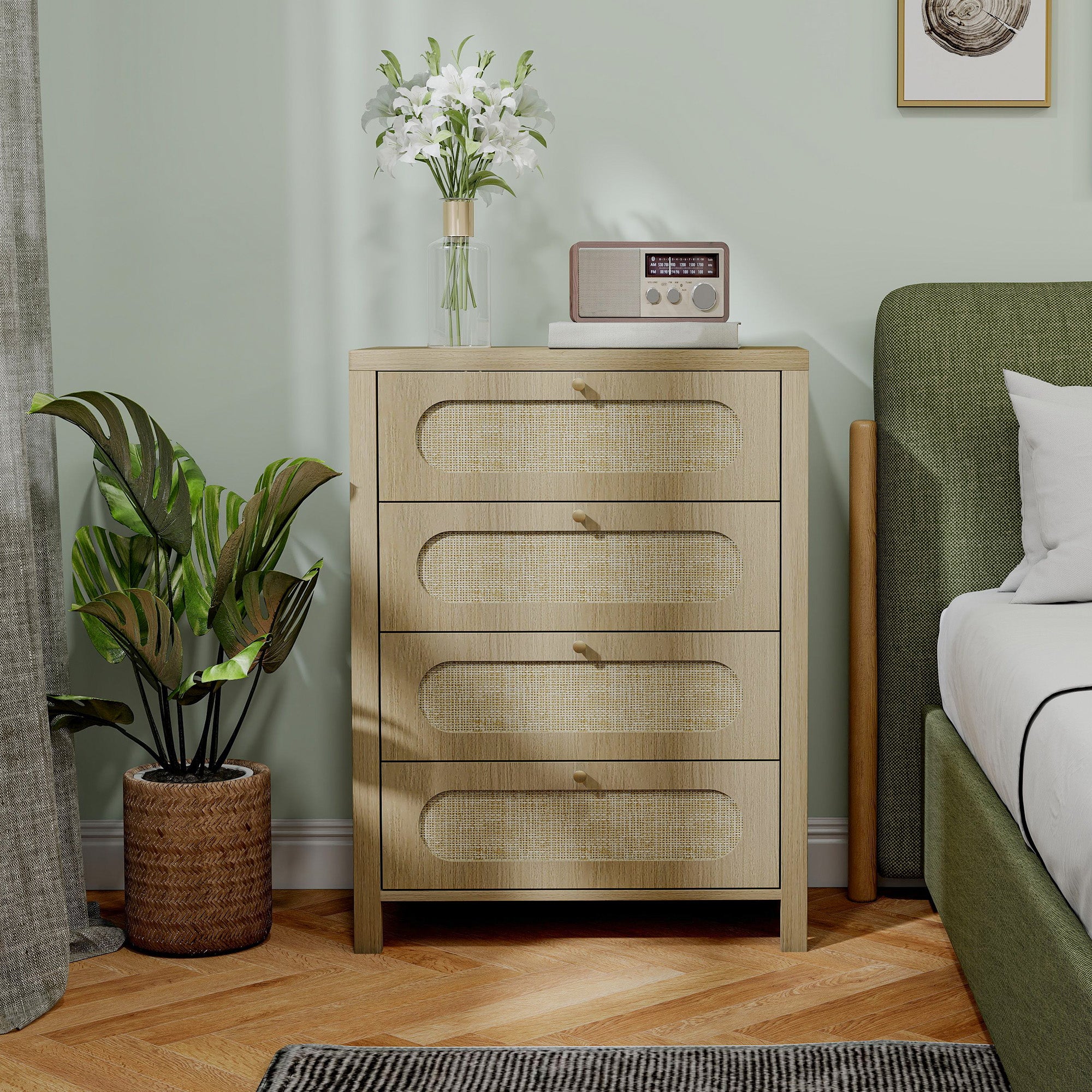 Commode 4 tiroirs meuble de rangement style bohémienne avec portes en résine tressée, poignées dorés, commode chambre à coucher, salon - 70 x 38 x 93 cm, effet bois naturel