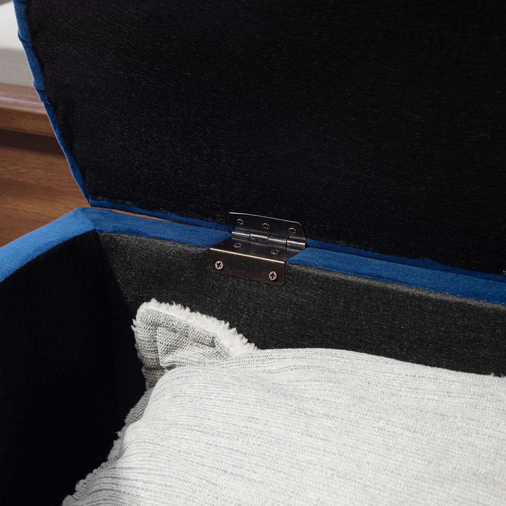 Banc de rangement, coffre de rangement design capitonné demi-cercle bout de lit avec revêtement velours, pieds en bois d'hévéa, pour salon, chambre, entrée, 120 x 46 x 42 cm, bleu