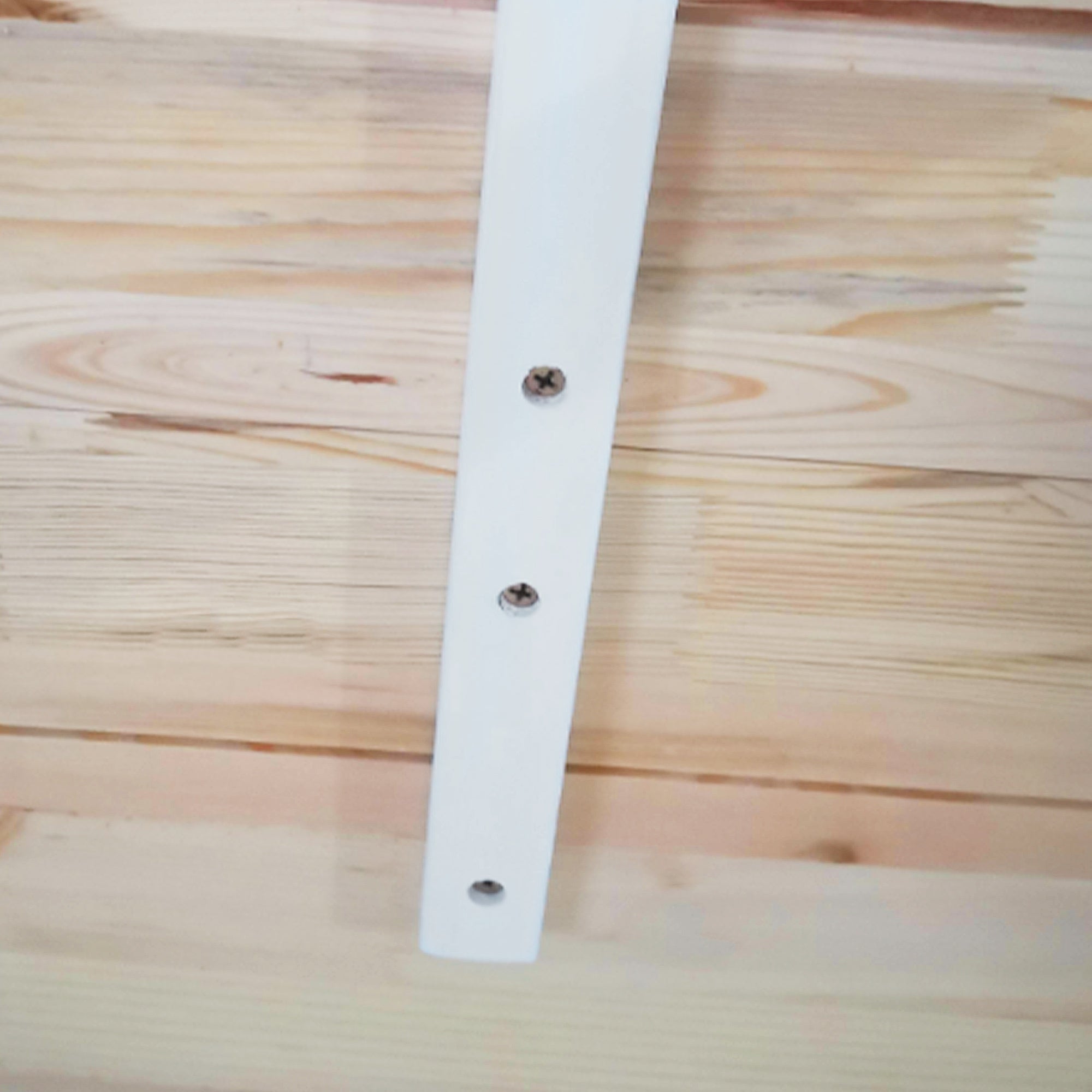 Table à manger, table de cuisine, structure en bois massif, 4 personnes, table de salle à manger, design vintage, 120 cm, naturel et blanc