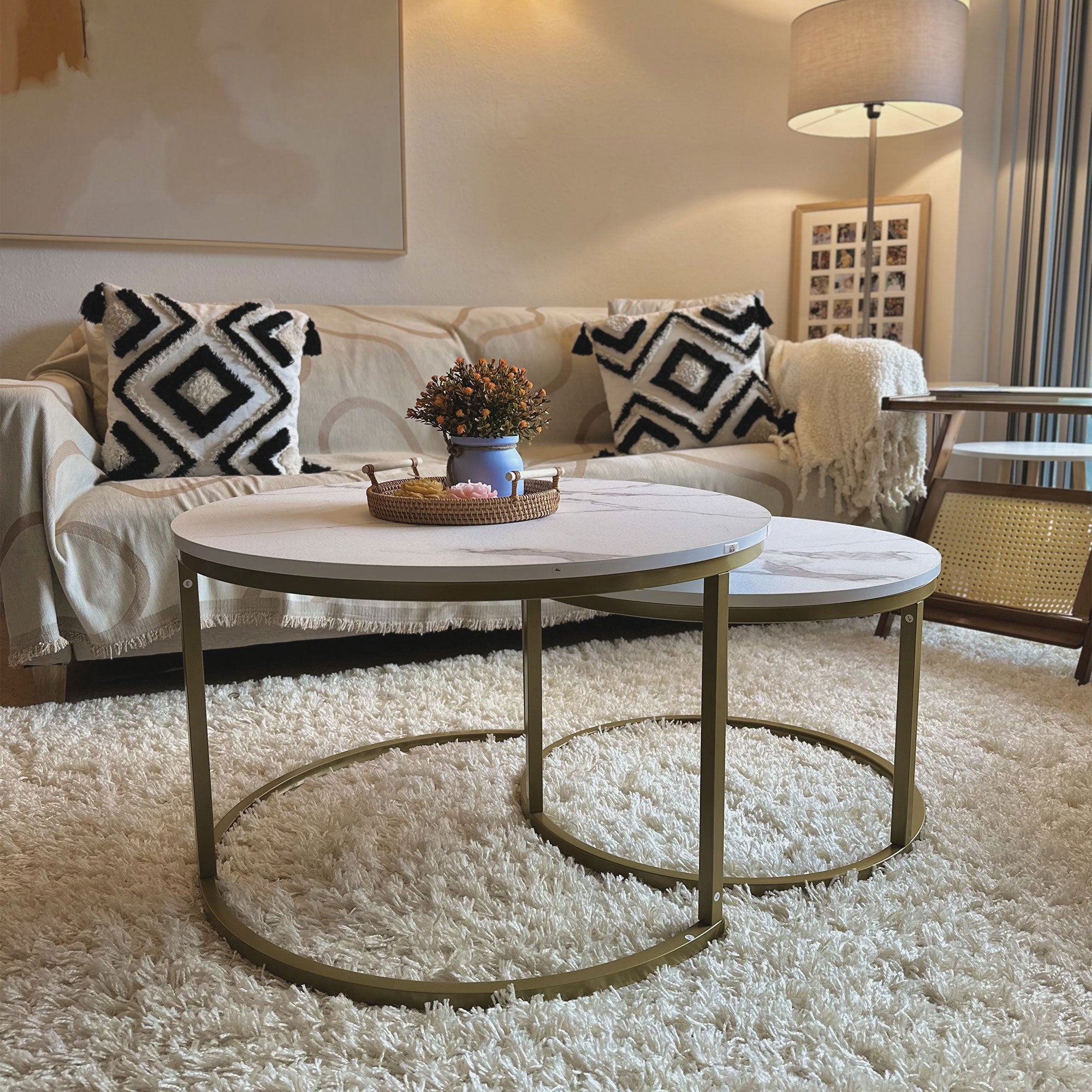 Lot de 2 tables basses gigognes tables rondes plateau blanc aspect marbre et pied en acier doré