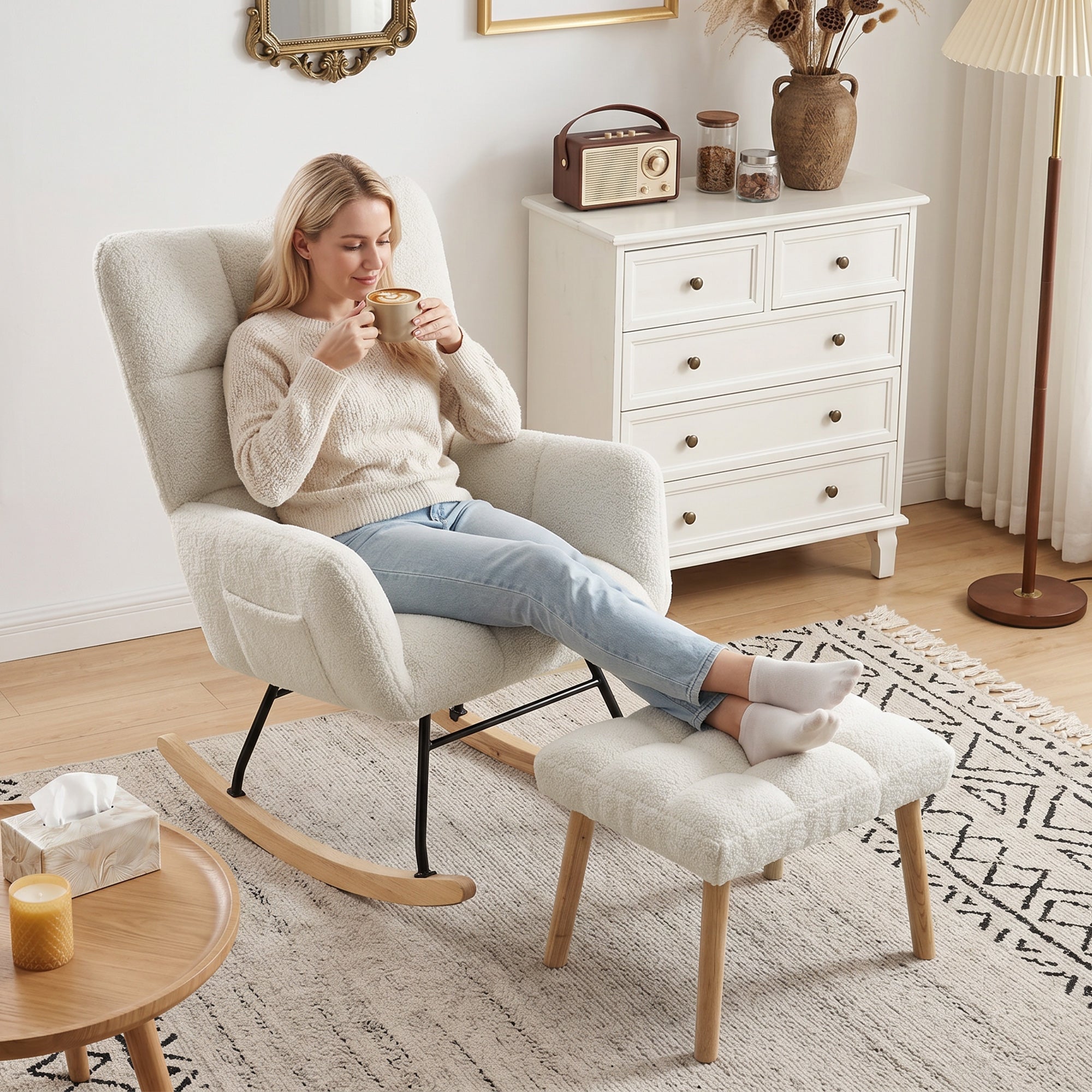 Fauteuil à Bascule avec Repose-Pieds, Rocking Chair en Tissu Bouclette, Assise Rembourrée, Dossier Large et Haut, Coussin Épais, Accoudoirs, Chaise Bascule Capitonnée pour Salon Chambre, Crème