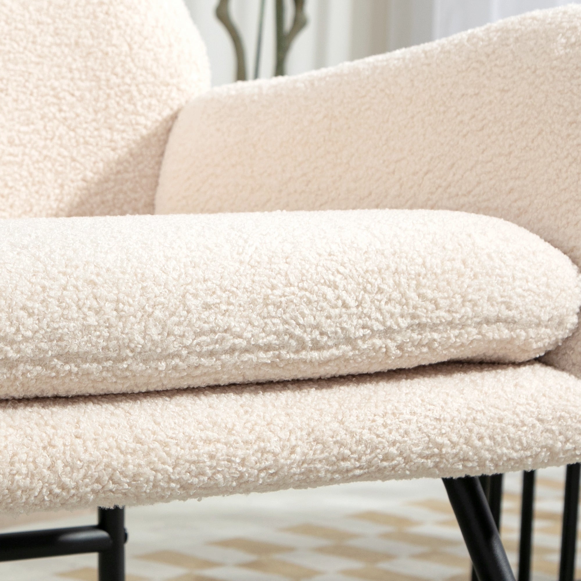 Fauteuil à bascule, chaise à bascule, avec assise de 10 cm d'épaisseur, pieds incurvés en acier, capacité de charge 120 kg, pour salon, chambre, balcon, beige et noir