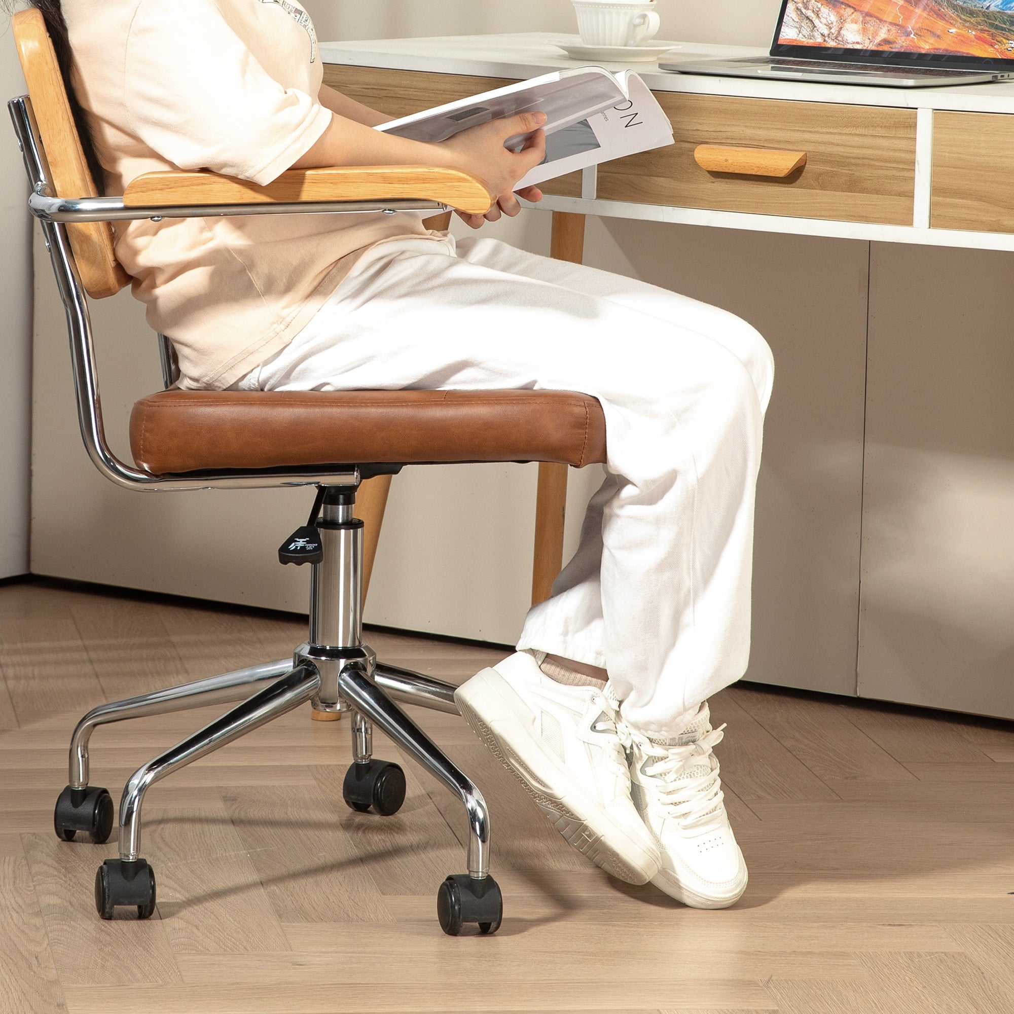 Chaise de bureau, fauteuil de bureau, fonction basculante, hauteur réglable, assise pivotante, avec accoudoirs roulettes, capacité 120 kg, marron