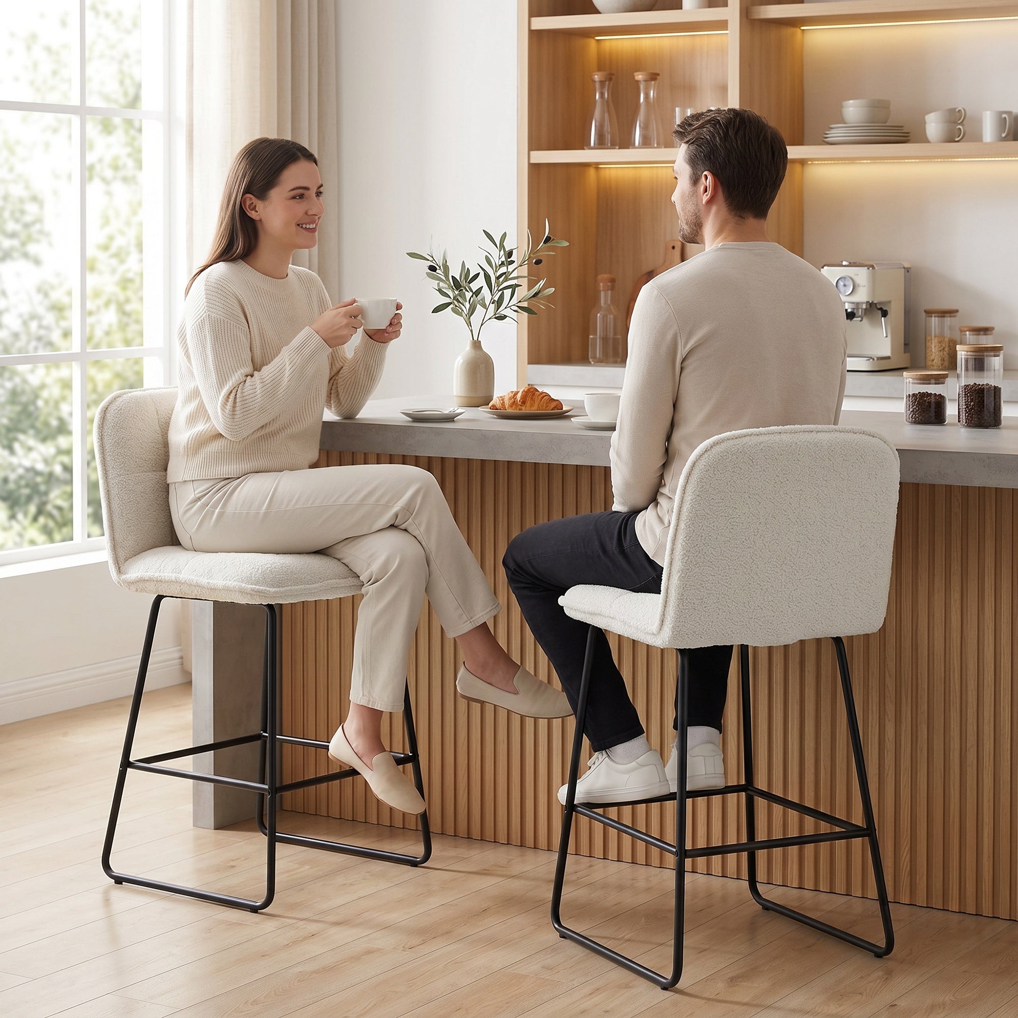 Lot de 2 Tabourets de Bar, Chaises de Bar Rembourrées en Tissu Bouclette, Extra-Large Assise 66H cm, Dossier, Repose-Pieds, Cadre en Métal, Chaises Hautes Cuisine Salle à Manger Comptoir, Crème