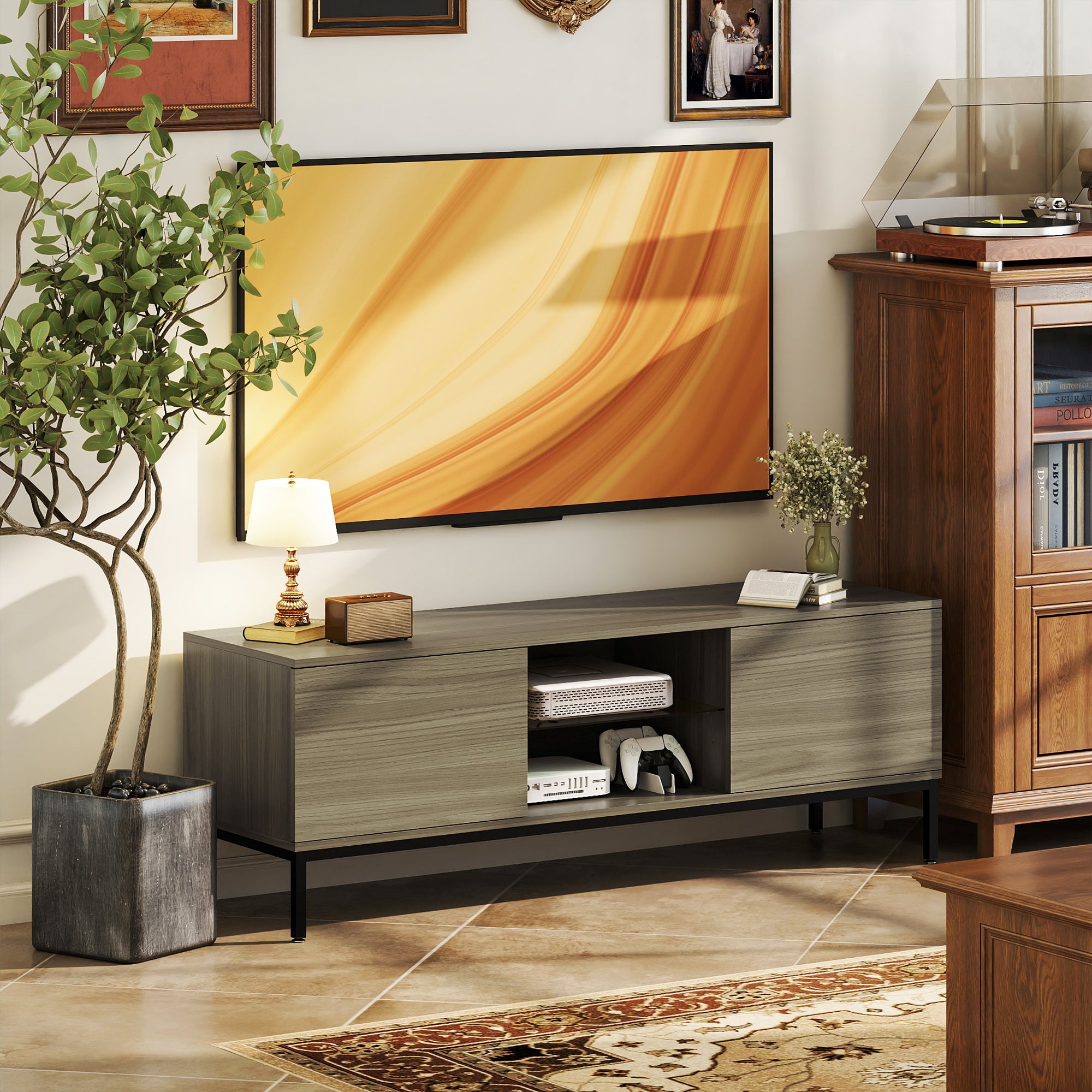 Meuble TV 140 cm, meuble télé pour téléviseur jusqu'à 60 pouces avec 2 portes et étagère en verre réglable, banc TV moderne pour salon, chambre à coucher, gris