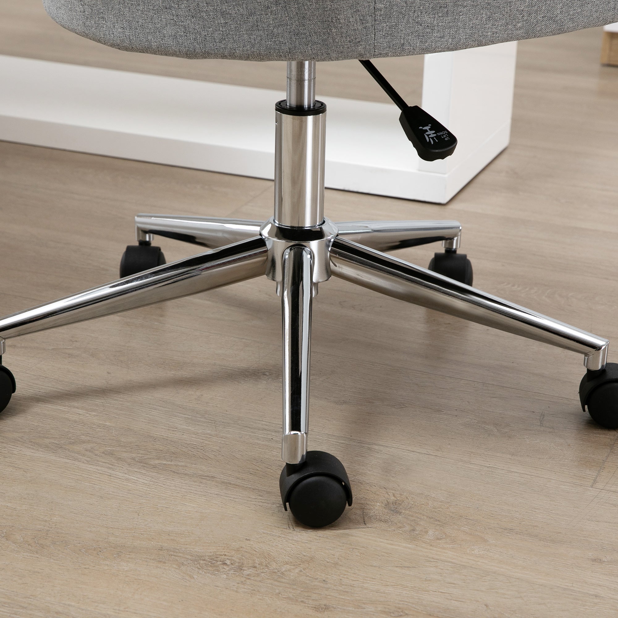 Chaise de bureau design contemporain dossier accoudoirs striés hauteur réglable pivotant 360° piètement chromé lin gris clair