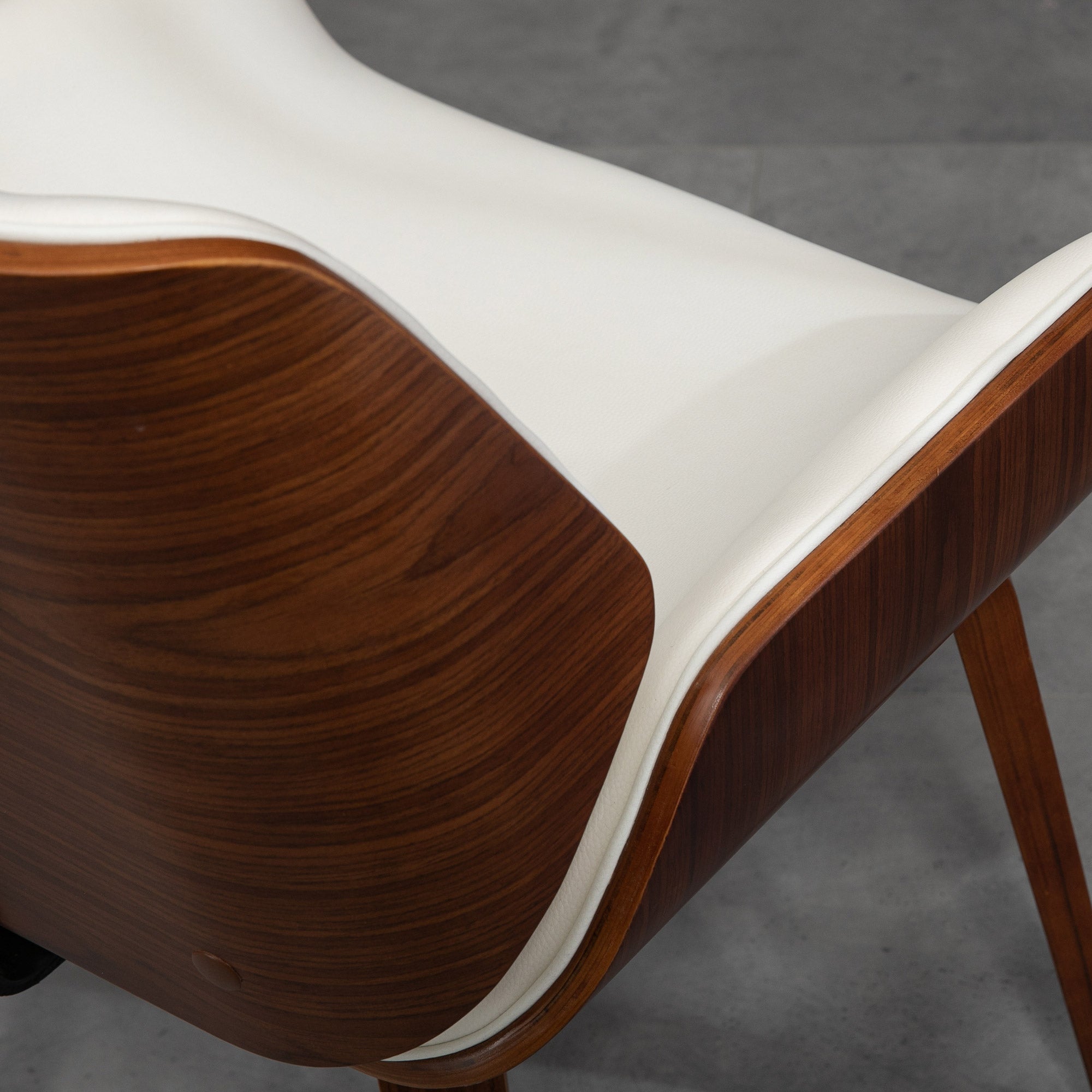 Lot de 2 chaises de salle à manger style vintage assise revêtement synthétique blanc et pieds en bois