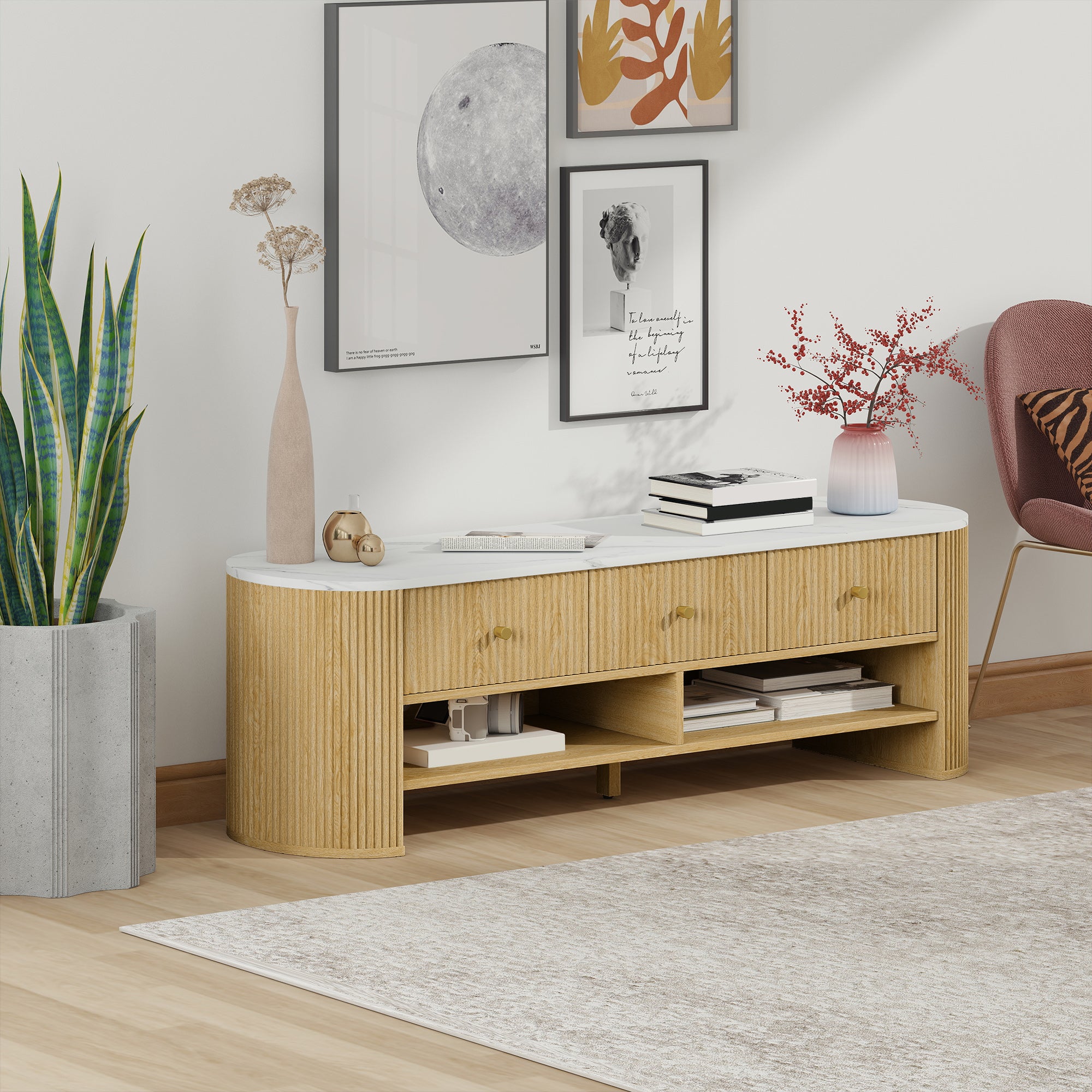 Meuble TV 140 cm, meuble télé pour téléviseur 32-65 pouces effet marbre avec 3 tiroirs façades à cannelures, 2 étagères ouvertes et 2 trous pour câbles, banc TV moderne, effet bois naturel