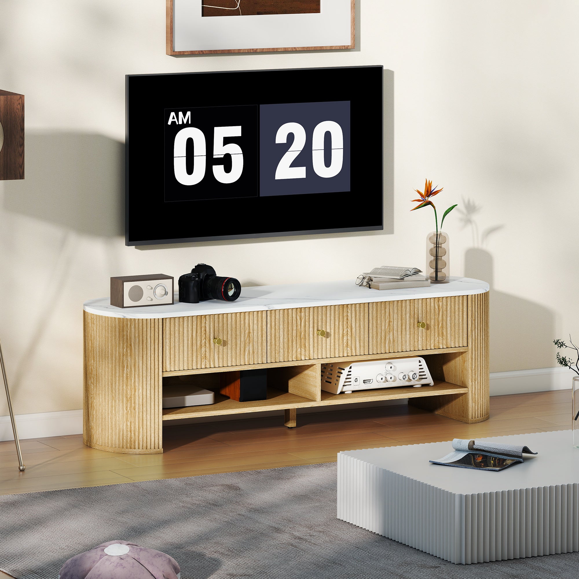 Meuble TV 140 cm, meuble télé pour téléviseur 32-65 pouces effet marbre avec 3 tiroirs façades à cannelures, 2 étagères ouvertes et 2 trous pour câbles, banc TV moderne, effet bois naturel