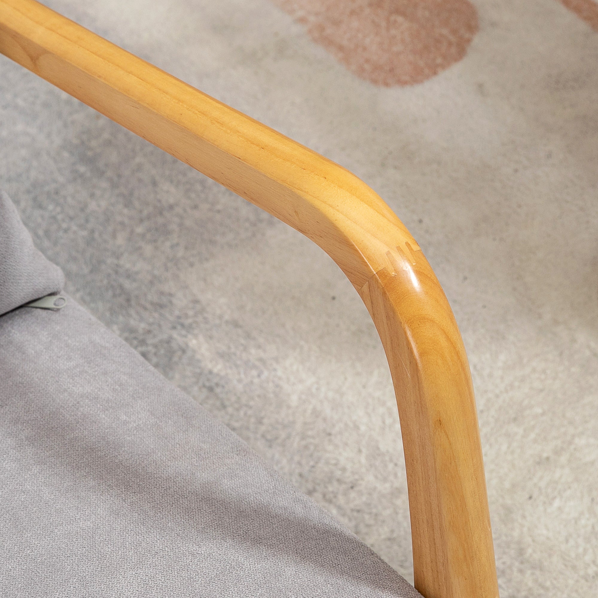 Fauteuil de salon avec cadre en bois massif fauteuil lounge - assise profonde - accoudoirs - aspect velours gris