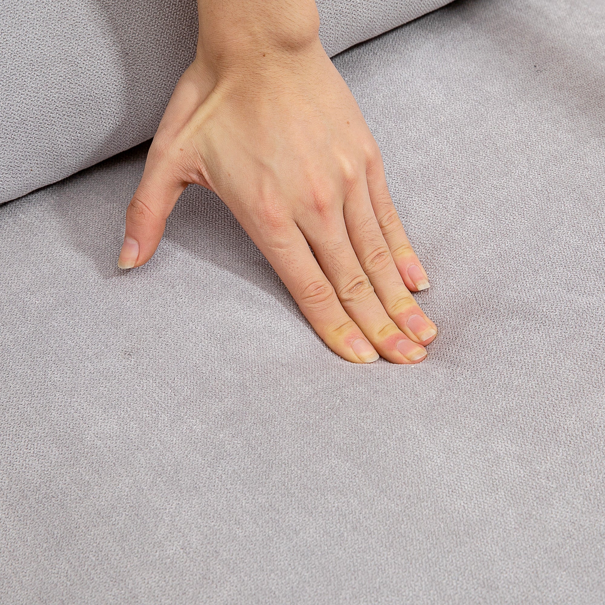 Fauteuil de salon avec cadre en bois massif fauteuil lounge - assise profonde - accoudoirs - aspect velours gris