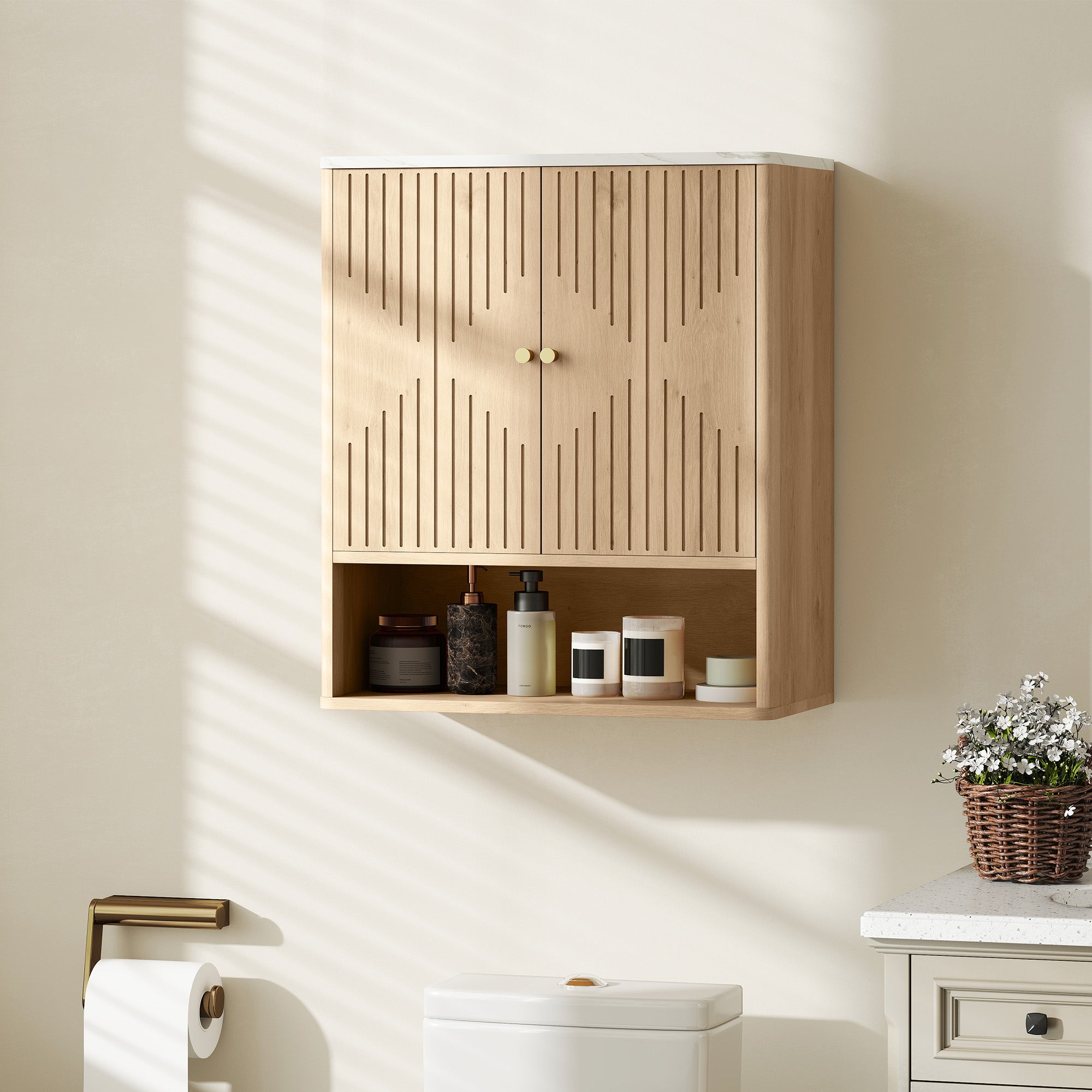 Armoire murale de salle de bain, meuble de rangement avec compartiment ouvert et étagère réglable, meuble haut de salle de bain portes à motifs en forme de sablier, 60 x 18 x 70 cm, chêne