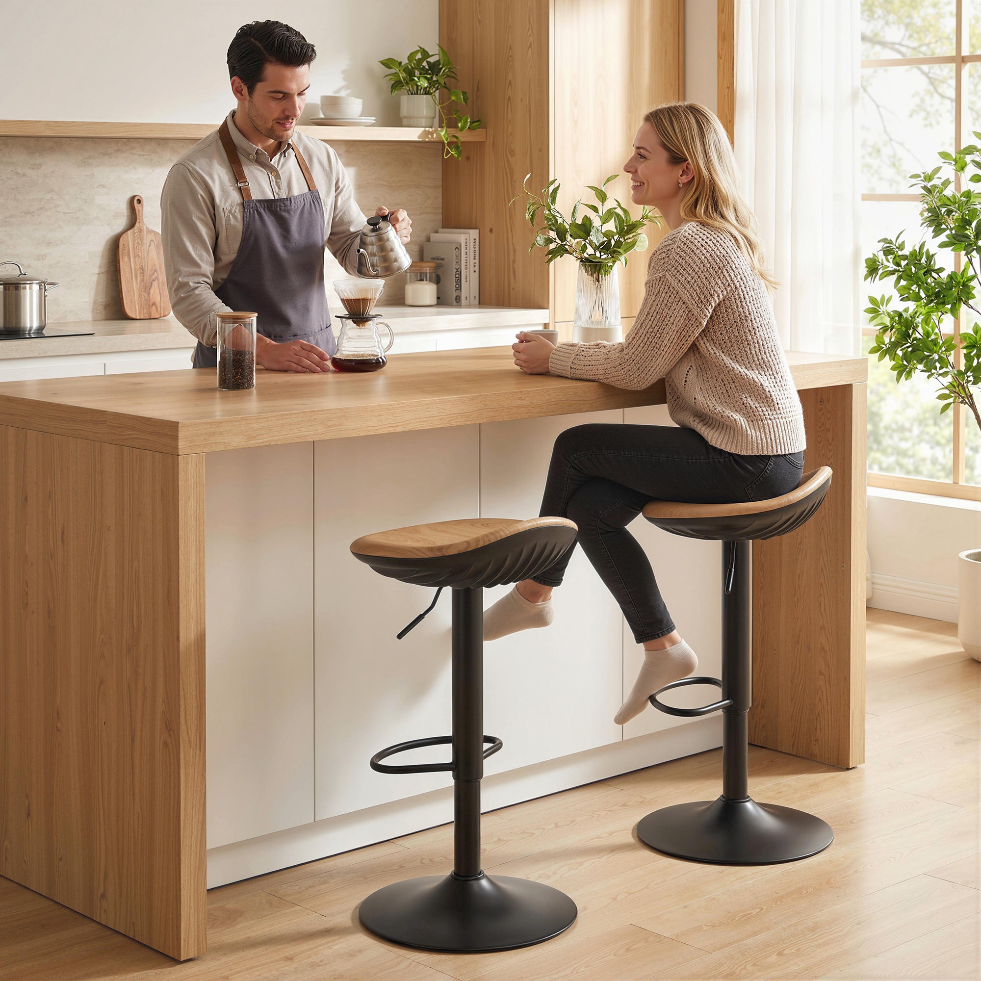 Lot de 2 tabourets de bar, chaises de bar réglables en hauteur, repose-pieds, pivotant 360°, assise selle effet bois en PU, base en acier, pour salle à manger, comptoir, 40x40x63-84cm, chêne