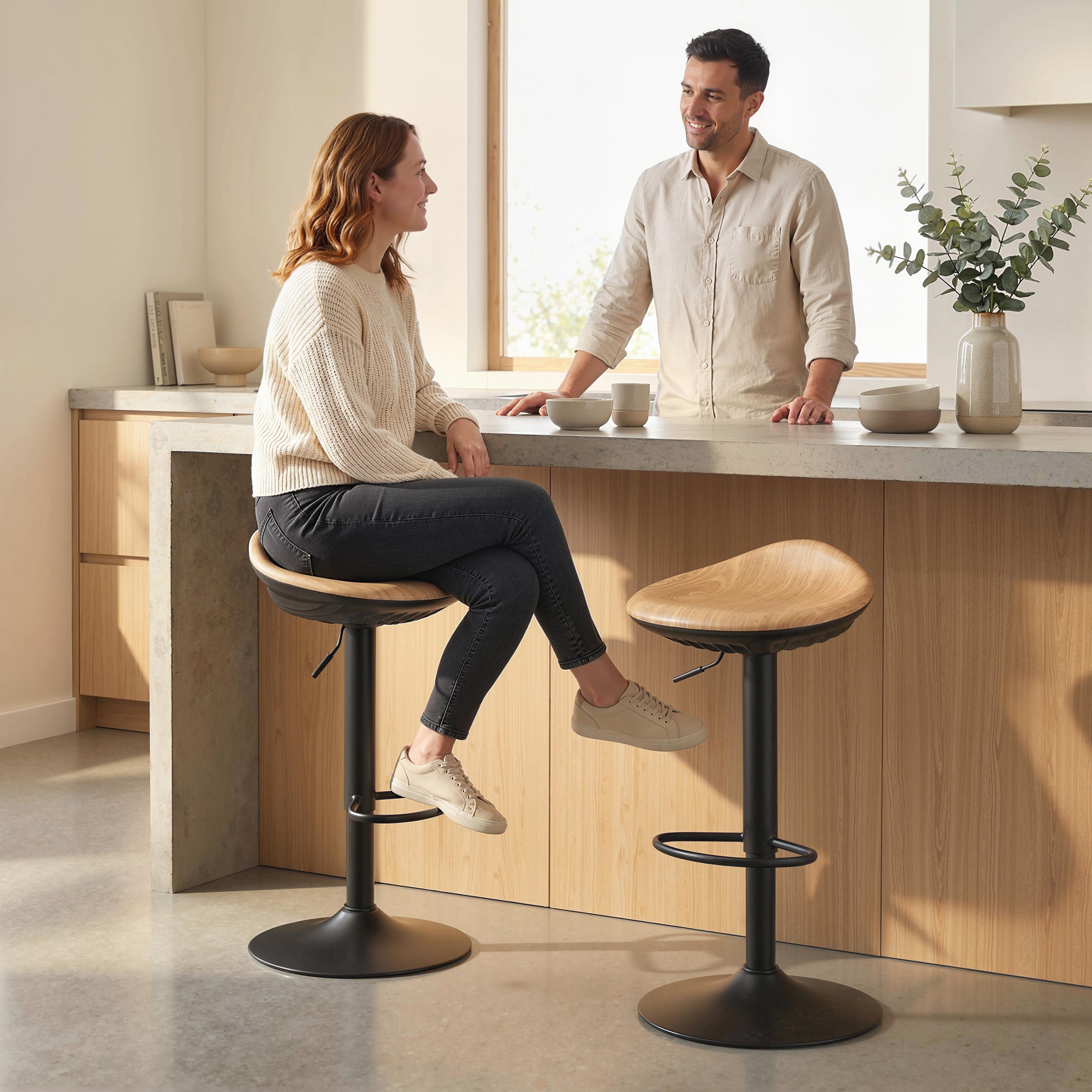 Lot de 2 tabourets de bar, chaises de bar réglables en hauteur, repose-pieds, pivotant 360°, assise selle effet bois en PU, base en acier, pour salle à manger, comptoir, 40x40x63-84cm, chêne