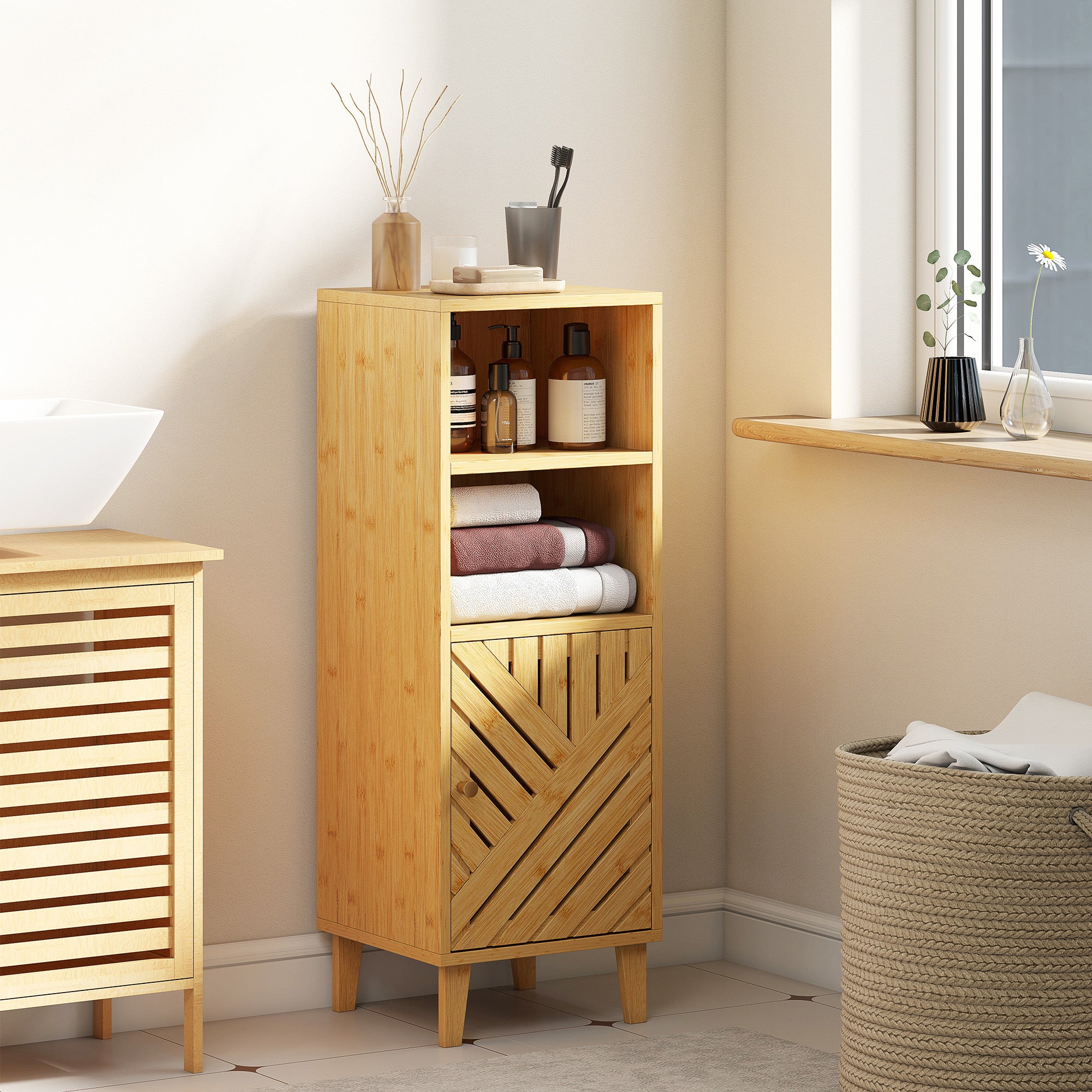 Meuble de salle de bain, meuble de rangement, armoire salle de bain avec 1 placard, 2 compartiment ouvert, porte et pieds en bambou, 32 x 30 x 90 cm, effet bois naturel