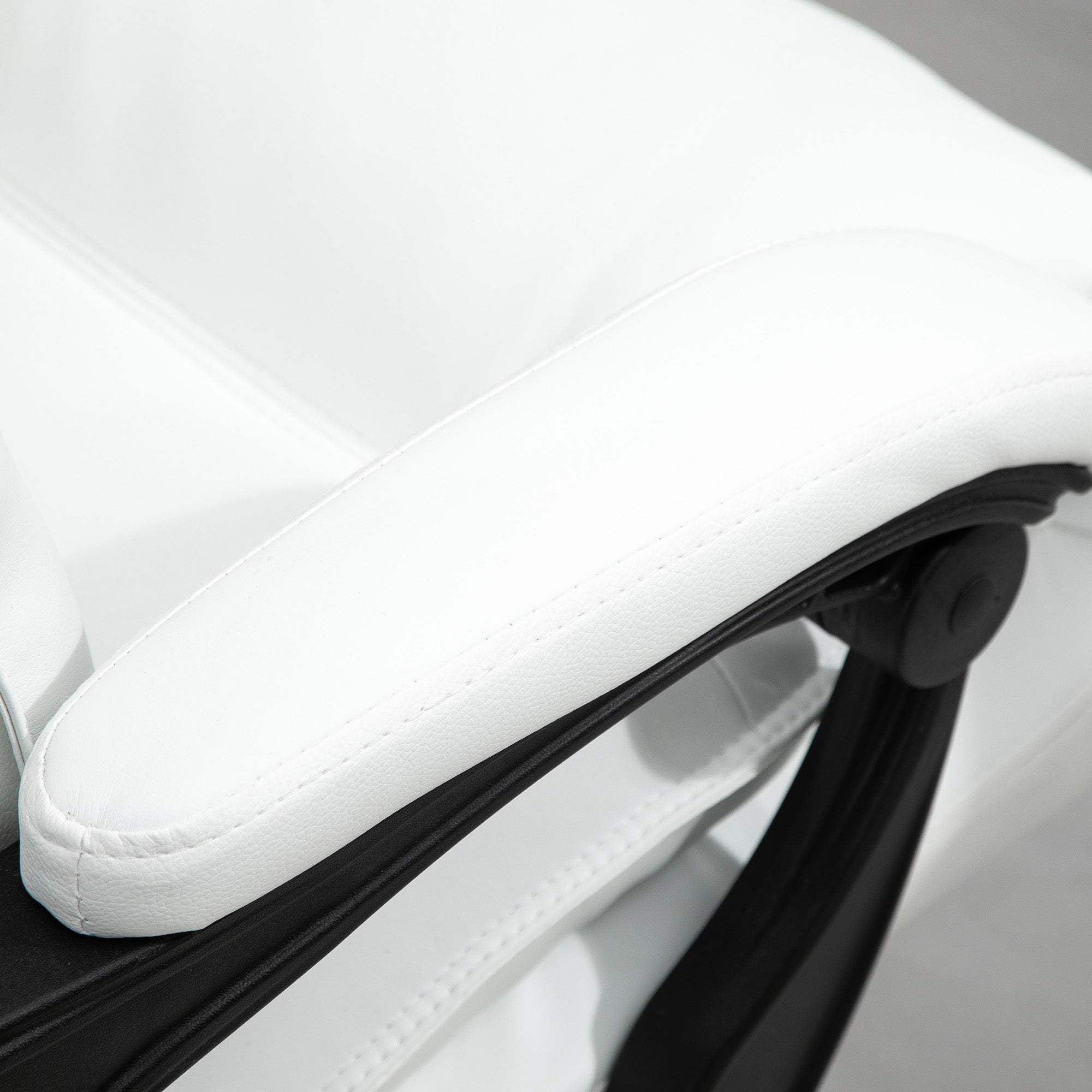Fauteuil de bureau, chaise bureau ergonomique en similicuir avec large assise rembourrée, dossier inclinable, hauteur réglable, accoudoirs et repose-pied intégrés, charge 135 Kg, blanc