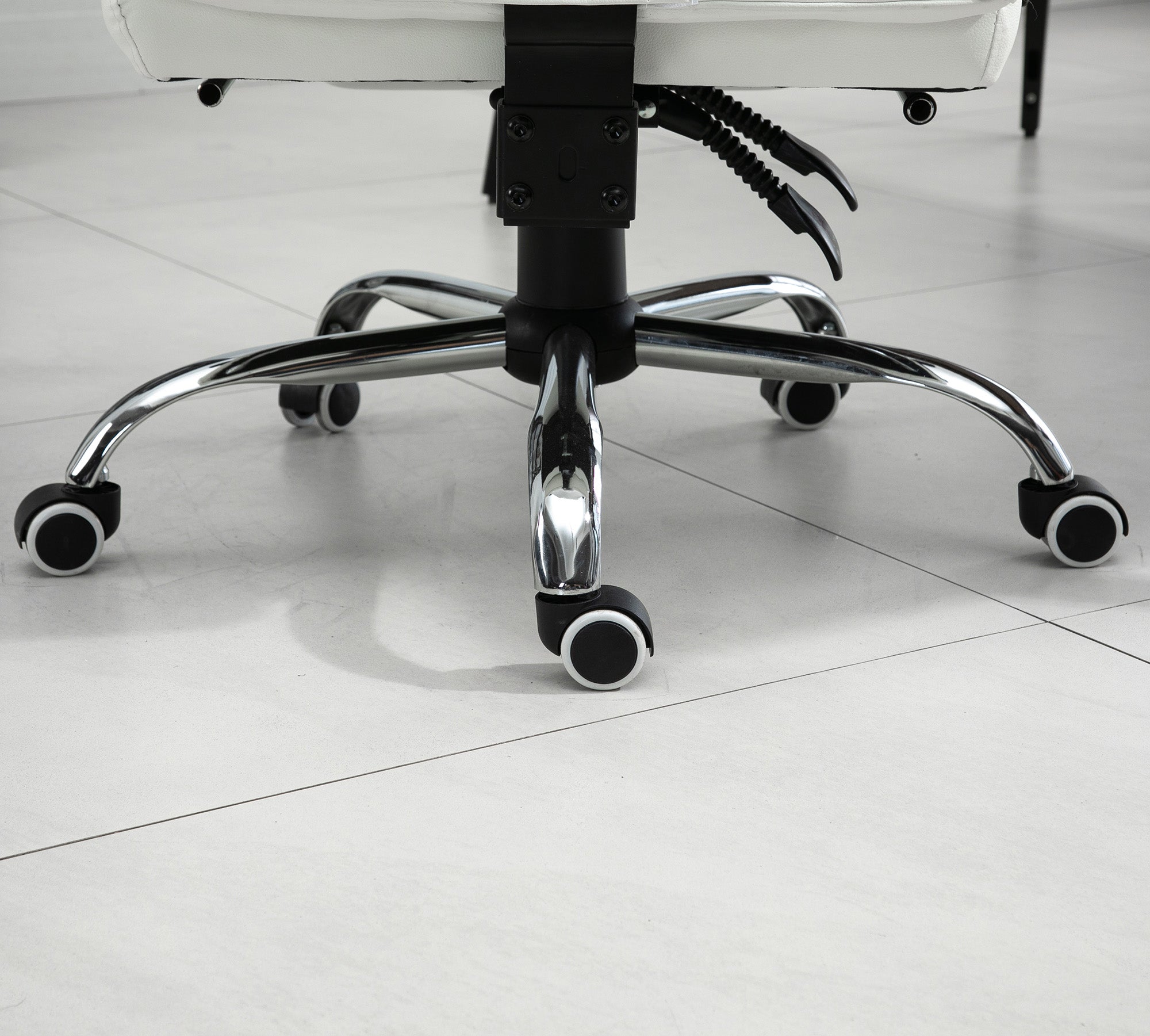 Fauteuil de bureau, chaise bureau ergonomique en similicuir avec large assise rembourrée, dossier inclinable, hauteur réglable, accoudoirs et repose-pied intégrés, charge 135 Kg, blanc