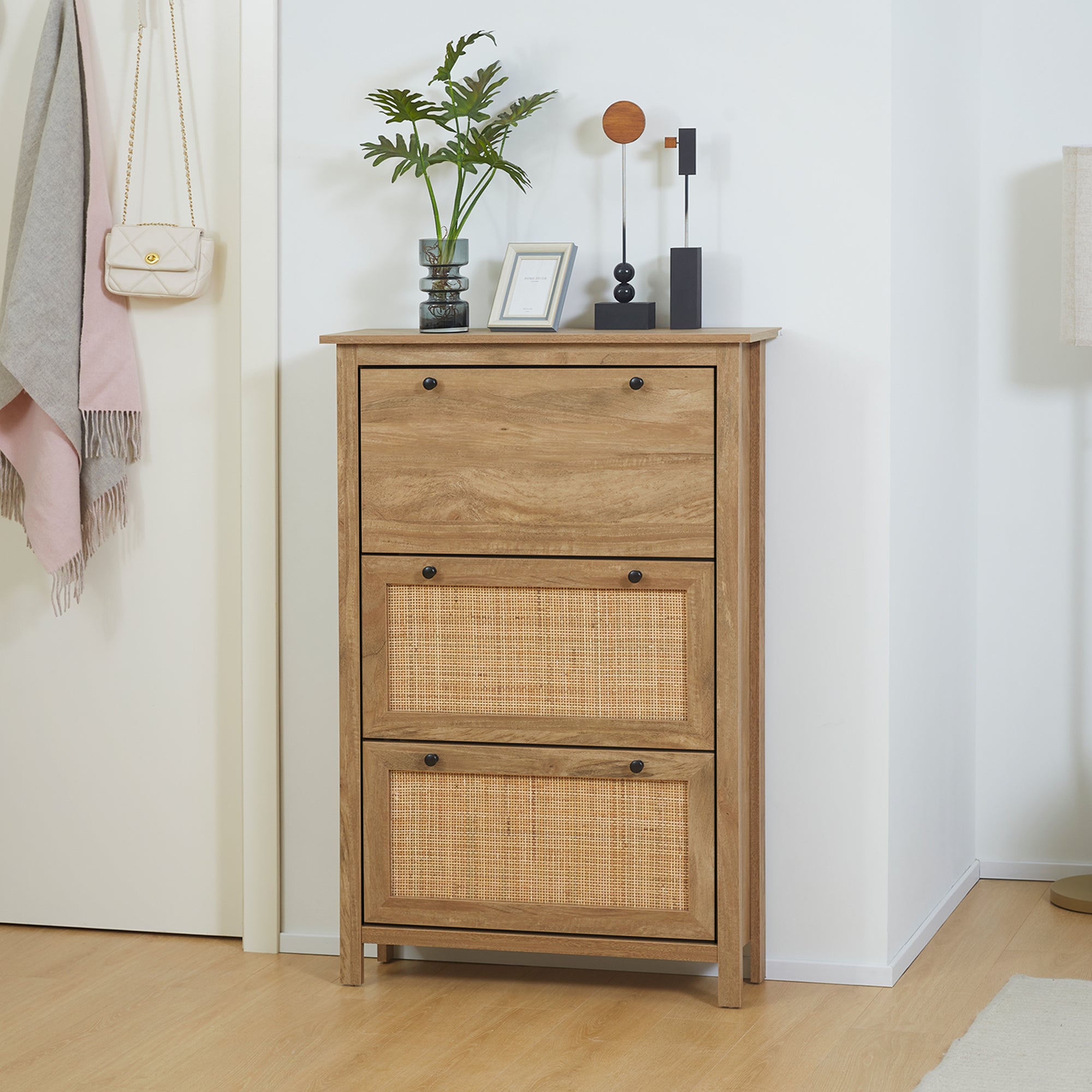 Meuble chaussure entrée, armoire à chaussures avec 3 tiroirs à portes abattants effet cannage rotin et étagère réglable, meuble d'entrée et couloir 18 paires - 80 x 23,5 x 121,5 cm bois naturel