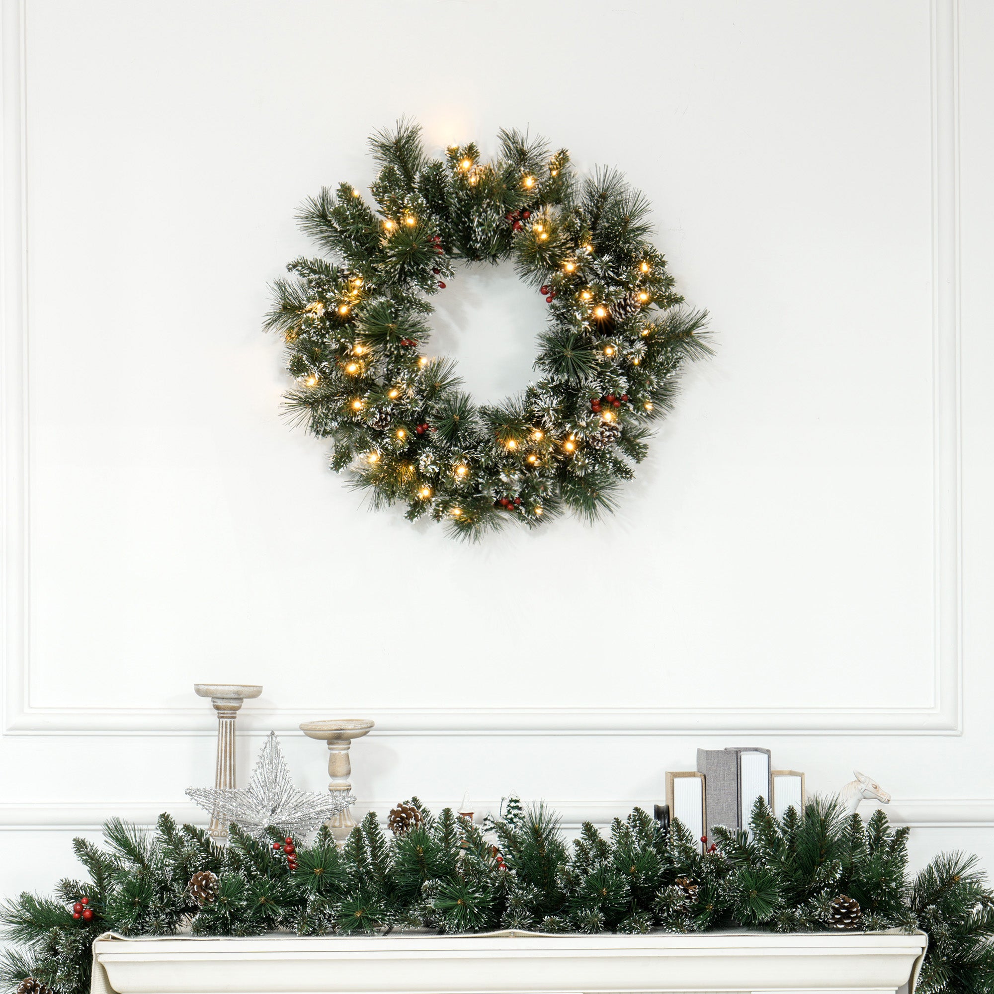 Couronne de Noël porte artificielle 60 CM décoration de Noël lumineuse avec pommes de pin et grappes de baies, lumières LED et minuterie, pour porte, fenêtre ou cheminée, vert