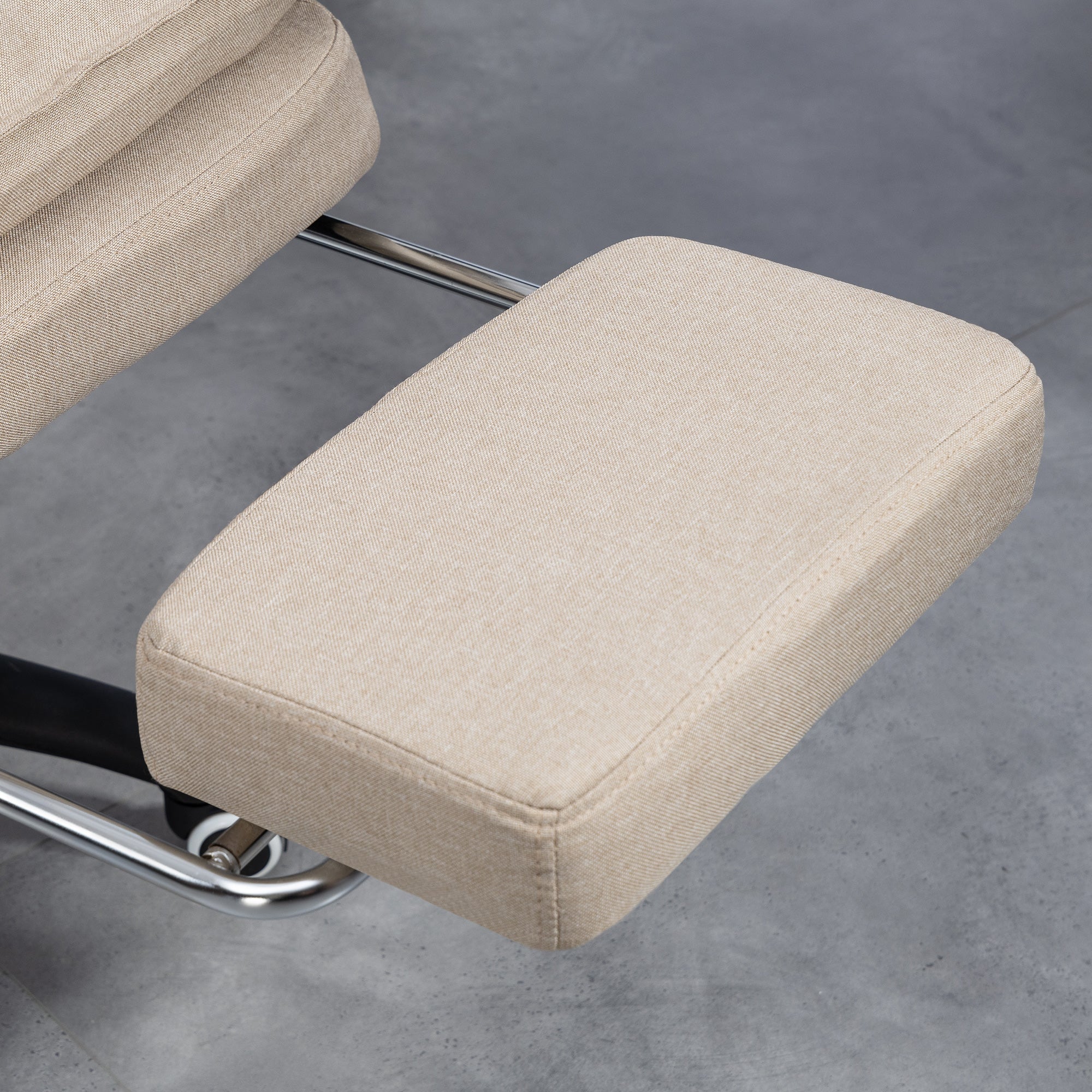 Fauteuil de bureau massant, chaise de bureau, chaise ergonomique avec hauteur réglable, dossier inclinable, repose-pied intégré et télécommande filaire, pivotant à 360°, aspect de lin beige