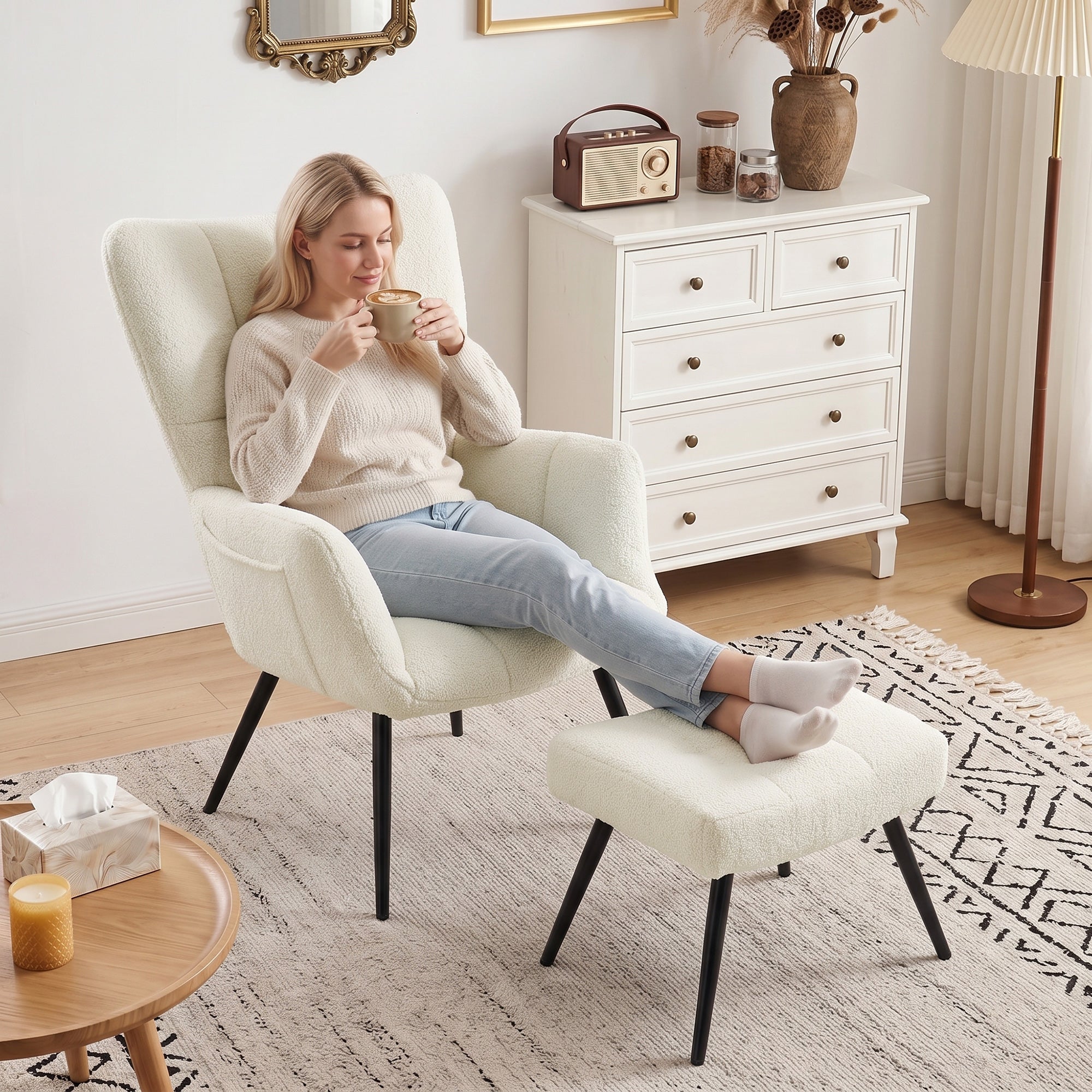 Fauteuil de Salon avec Repose-Pied, Fauteuil d'Appoint Capitonné en Peluche Teddy avec Dossier Haut, Poches Latérales, Pieds en Acier, Style Moderne, Chaise de Salon, Bureau, Chambre, Beige