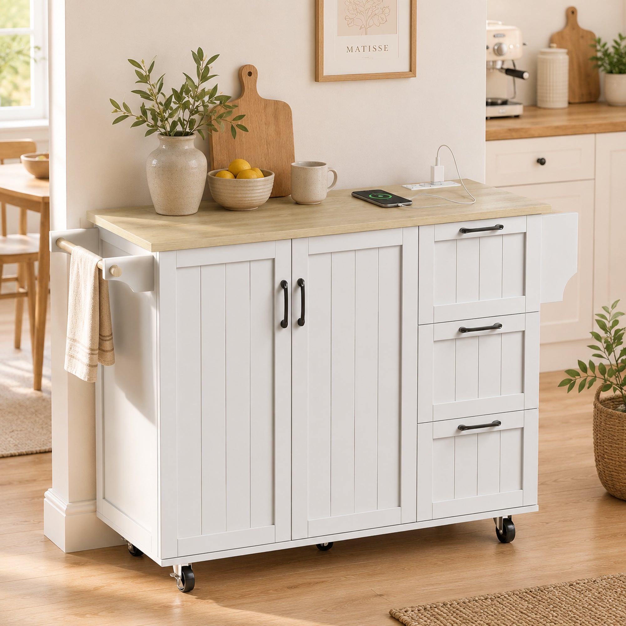Îlot Central Cuisine avec Plateau Rabattable 2 Prises et 2 Ports USB Desserte de Cuisine sur Roulettes 3 Tiroirs 2 Portes Porte-Serviettes Porte-Épices Étagère Réglable 134,5x75,2x90,5cm Blanc
