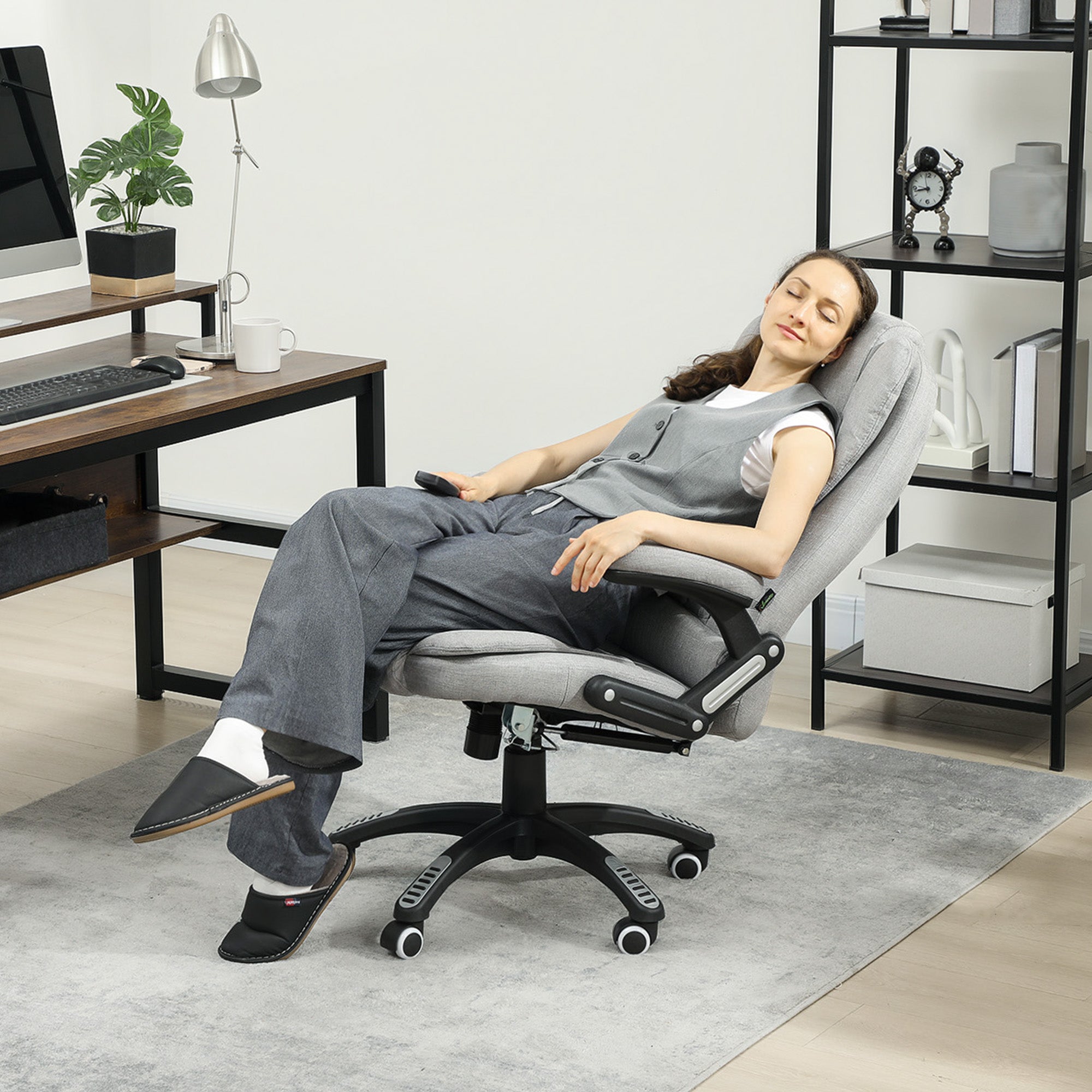 Fauteuil de bureau massant et chauffant, chaise de bureau, chaise ergonomique avec hauteur réglable, dossier inclinable et télécommande filaire, pivotant à 360° tissu en polyester gris clair
