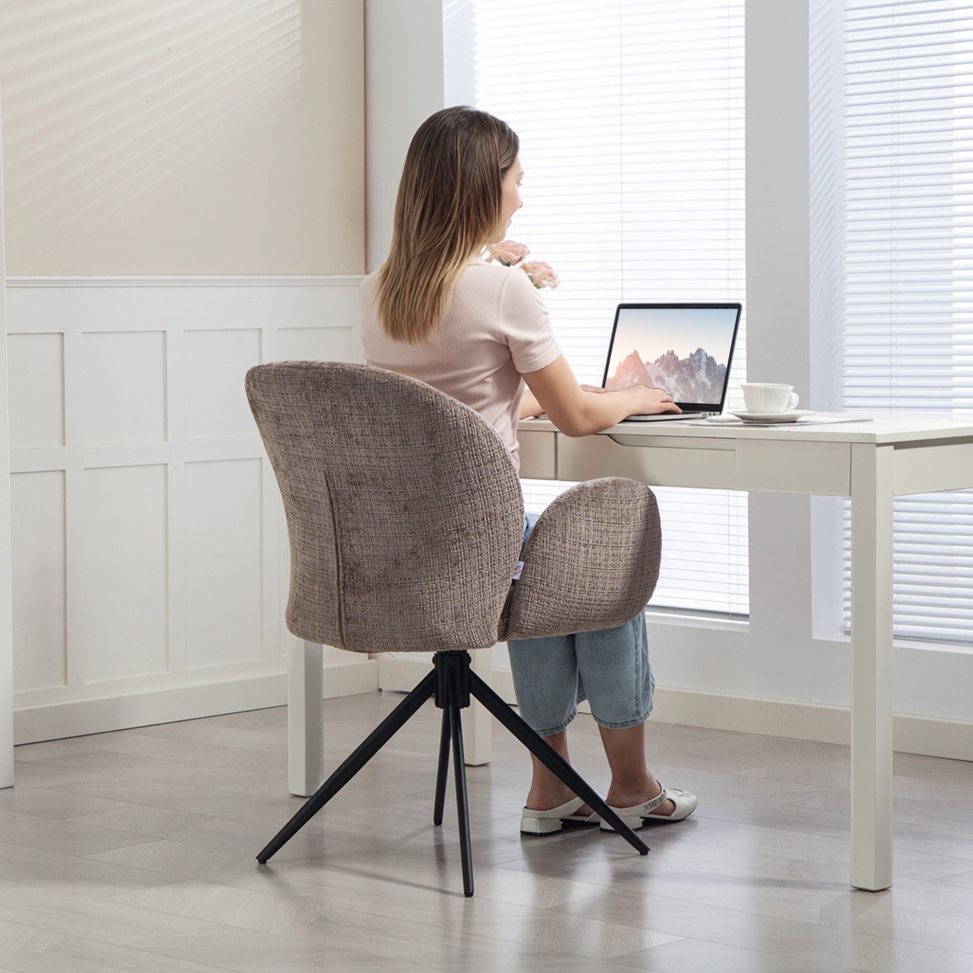 Chaise bureau ergonomique, fauteuil de bureau avec siège pivotant à retour automatique, dossier et accoudoirs rembourrés, tissu aspect lin, pour salon, chambre, télétravail, brun clair