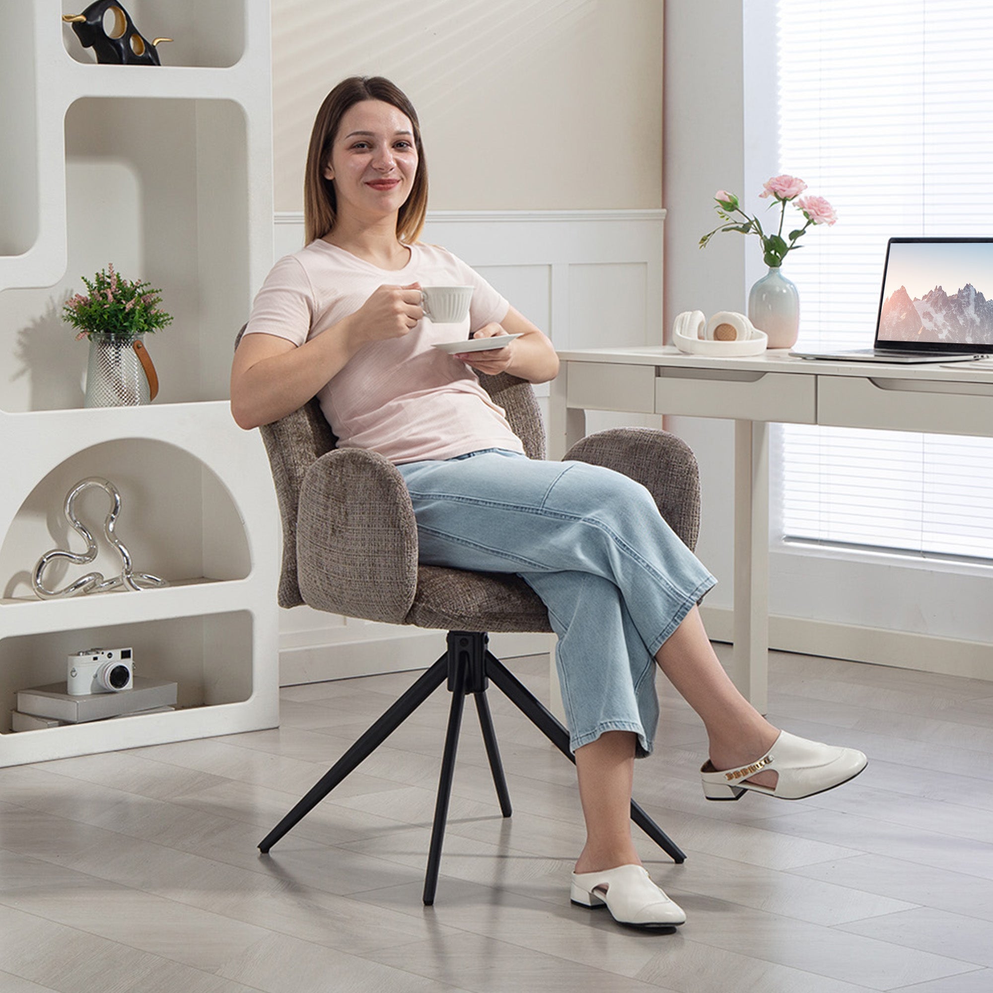 Chaise bureau ergonomique, fauteuil de bureau avec siège pivotant à retour automatique, dossier et accoudoirs rembourrés, tissu aspect lin, pour salon, chambre, télétravail, brun clair