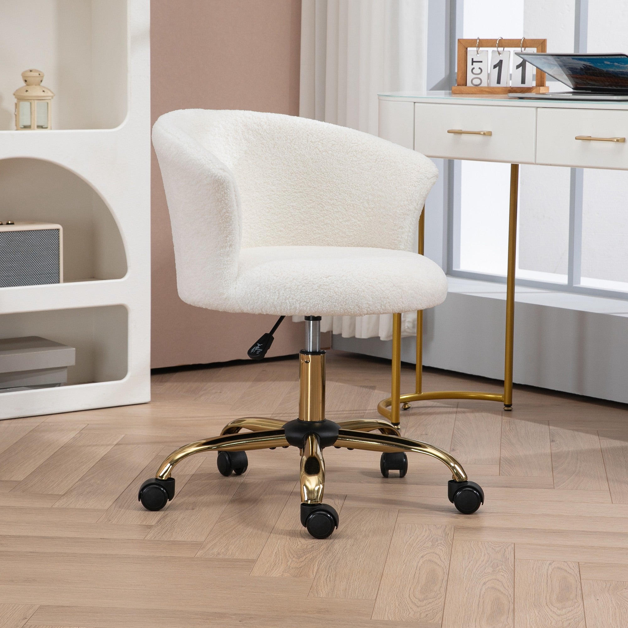 Chaise bureau ergonomique en polaire Teddy, chaise coiffeuse, fauteuil pivotante avec hauteur réglable, assise rembourrée et piètement acier doré, pour bureau, salon, chambre, blanc